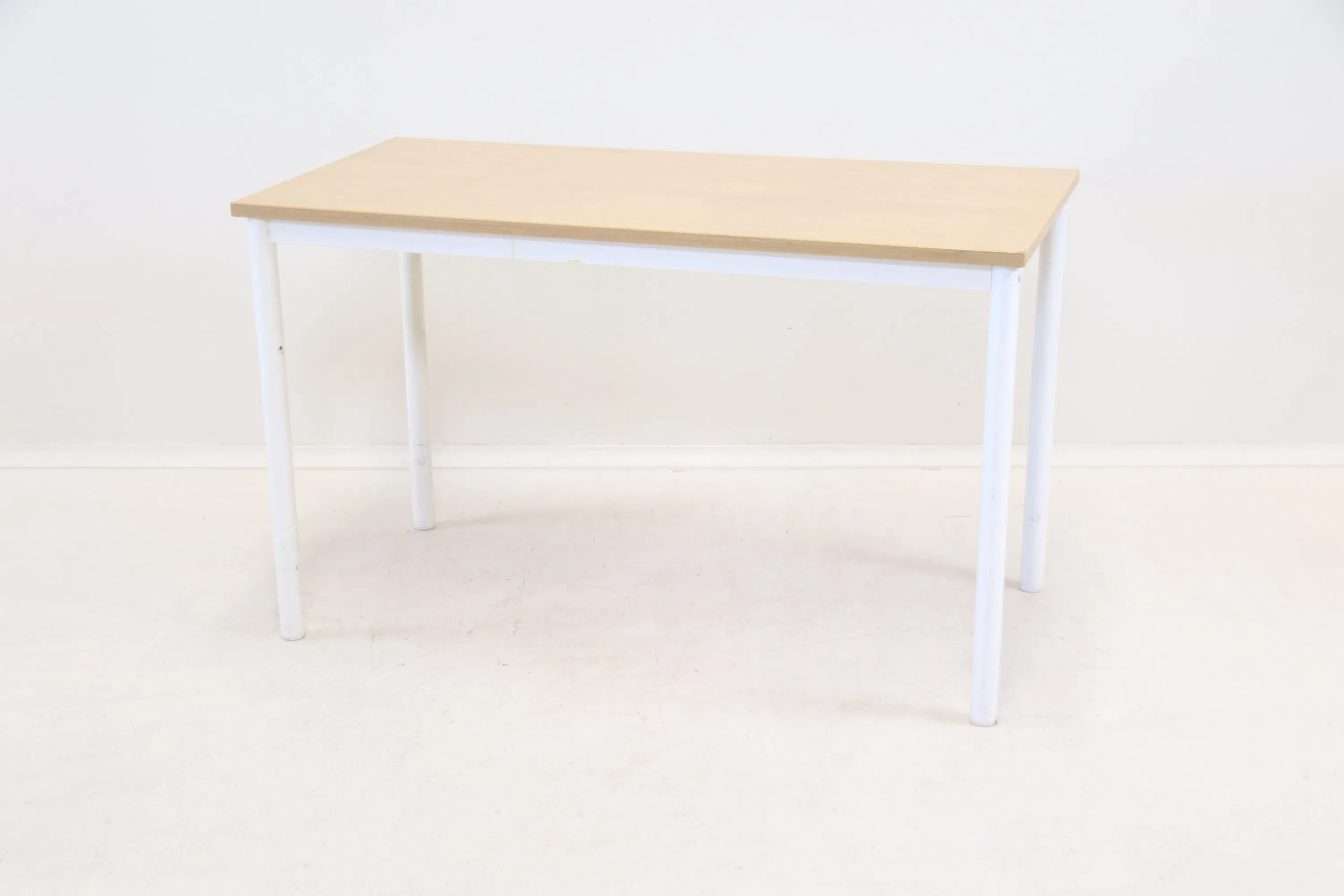 Table, wood/metal.