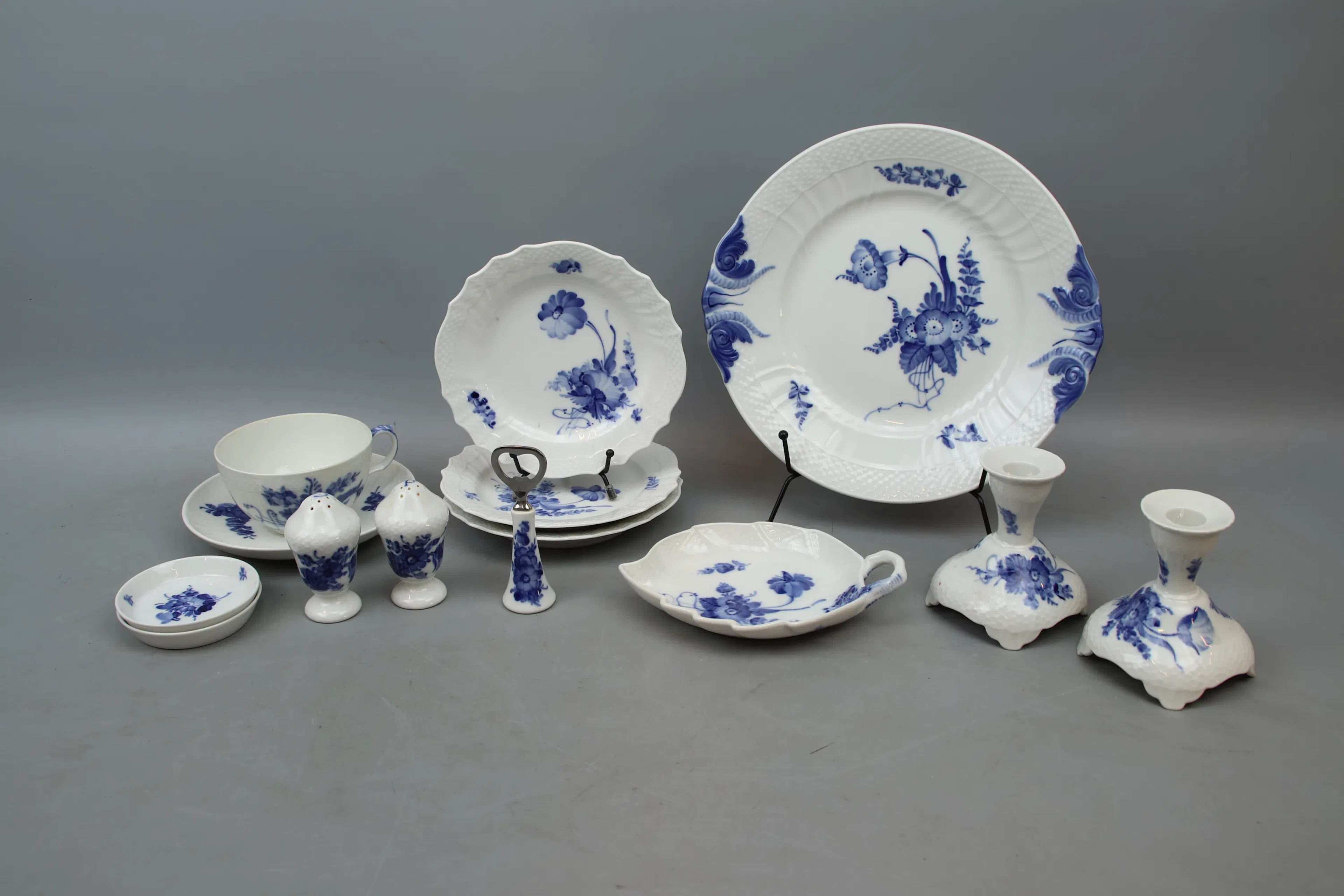 Piezas de vajilla, 14 piezas, porcelana, "Flor azul", Royal Copenhague.