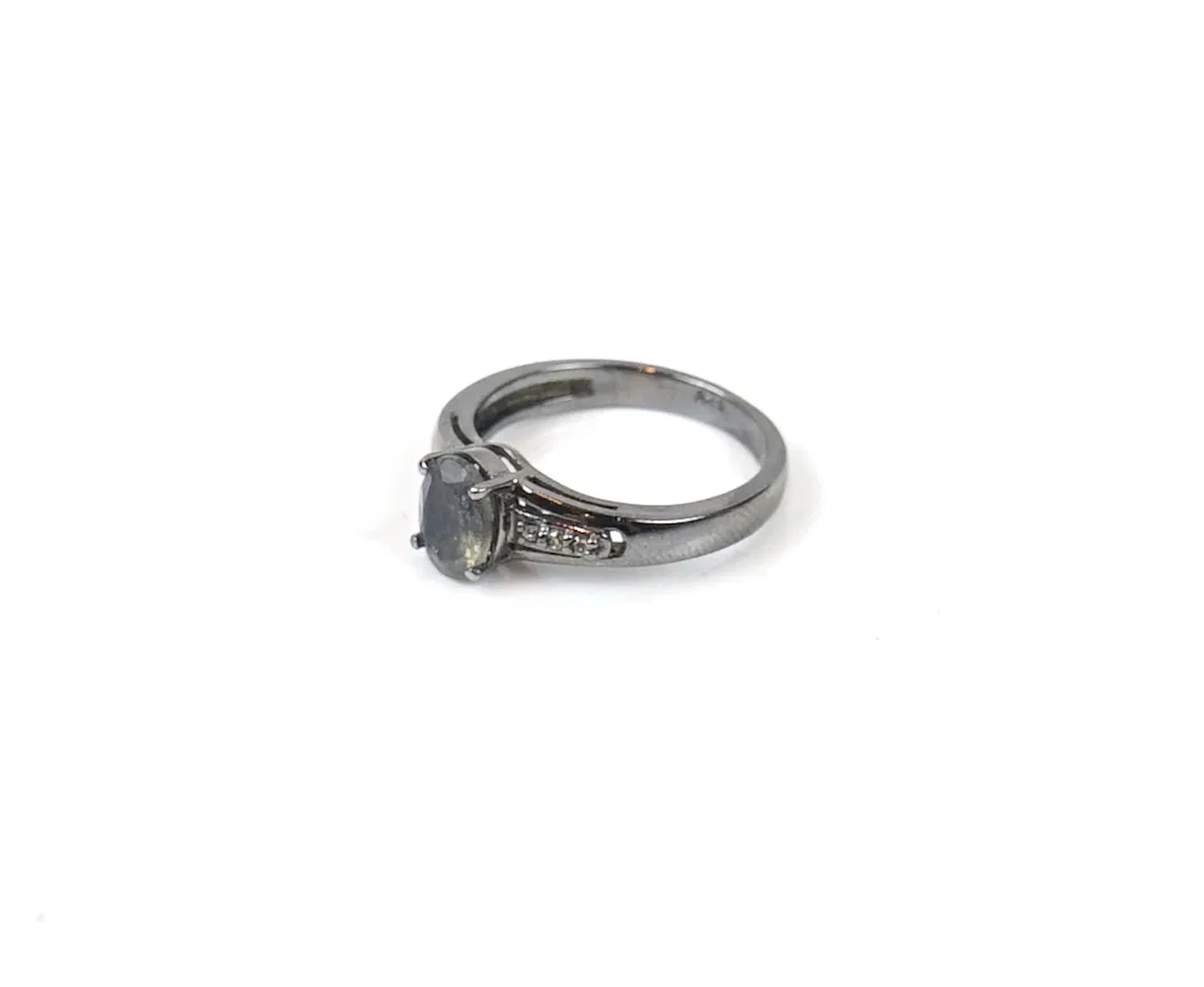 Ring, sterling silver with labradorite and rose-cut diamonds, contemporary.