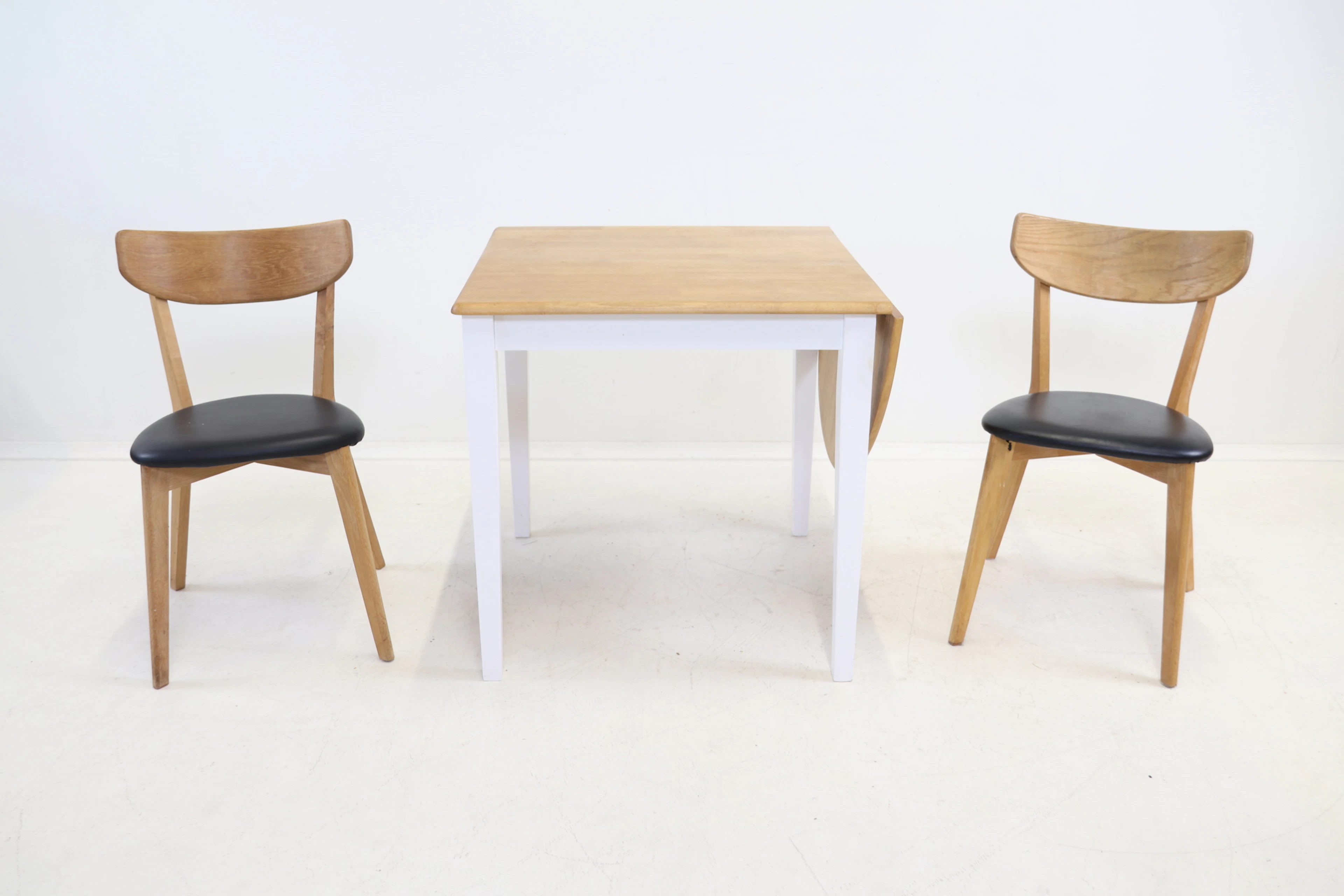 Table pliante, en bois, et 2 chaises, en bois/cuir synthétique.