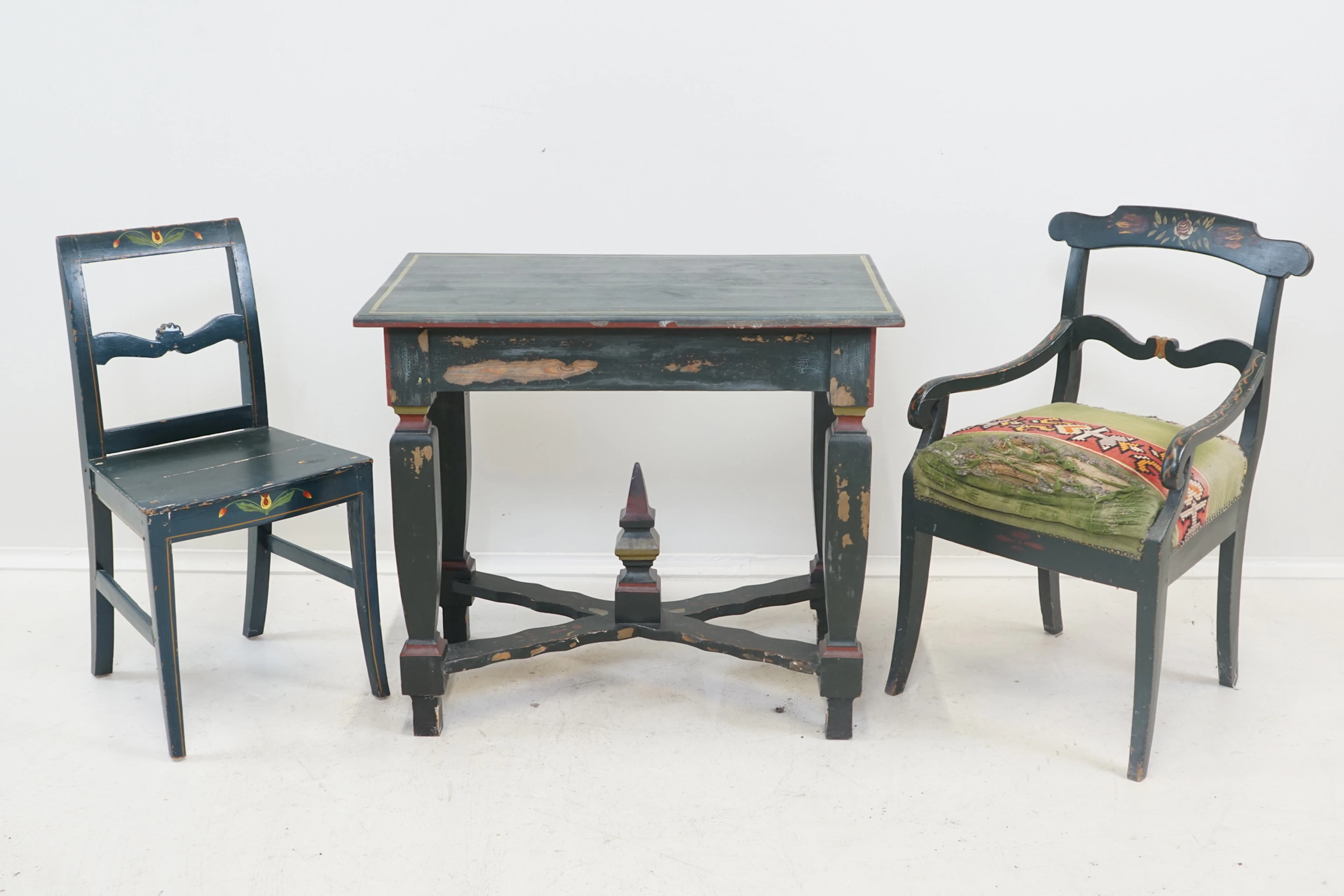 Tisch und 2 Stühle, rustikales bemaltes Holz, 1800/1900er Jahre.