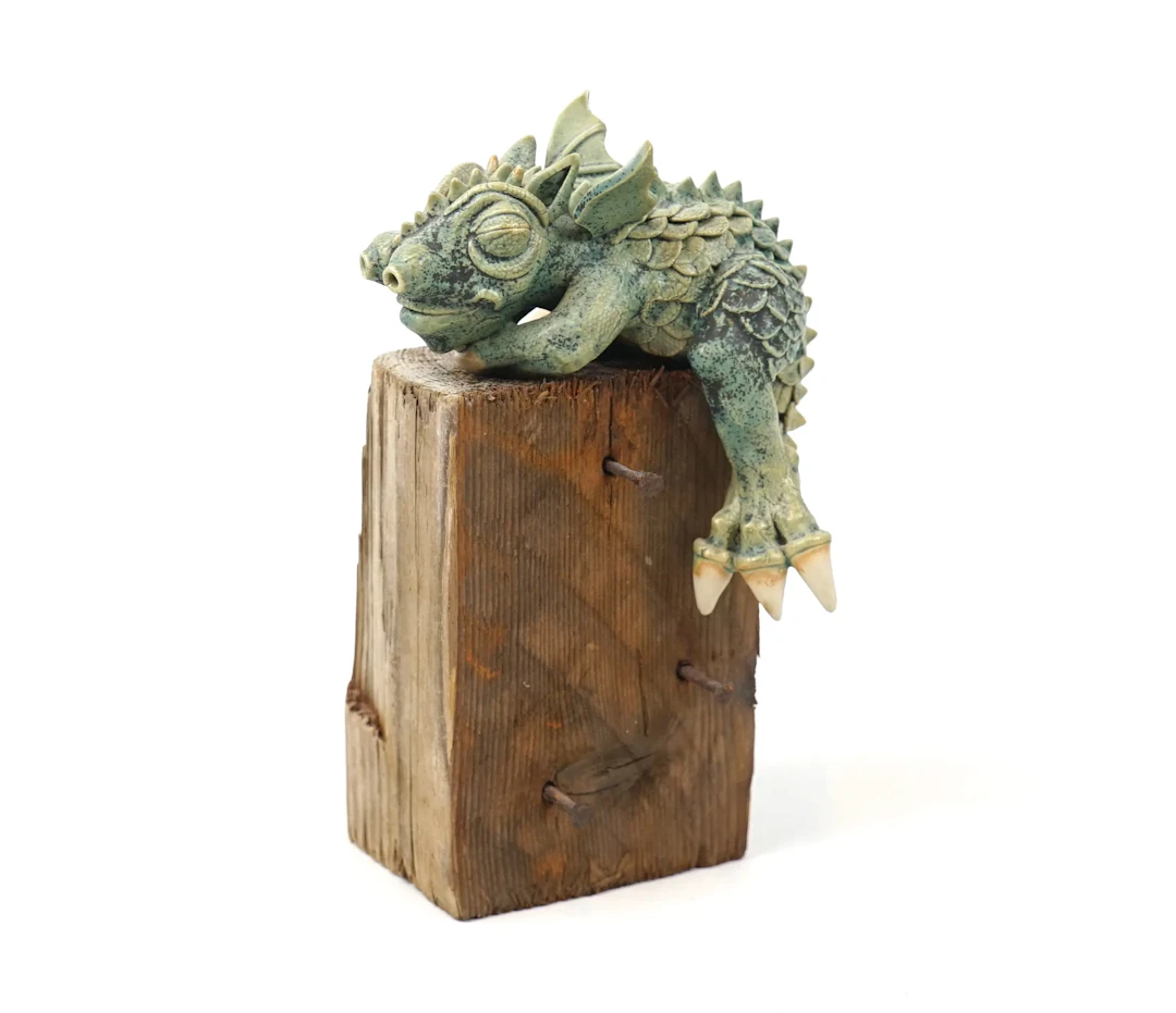 Sanna Eylers, sculpture, céramique sur un socle en bois, non signé.
