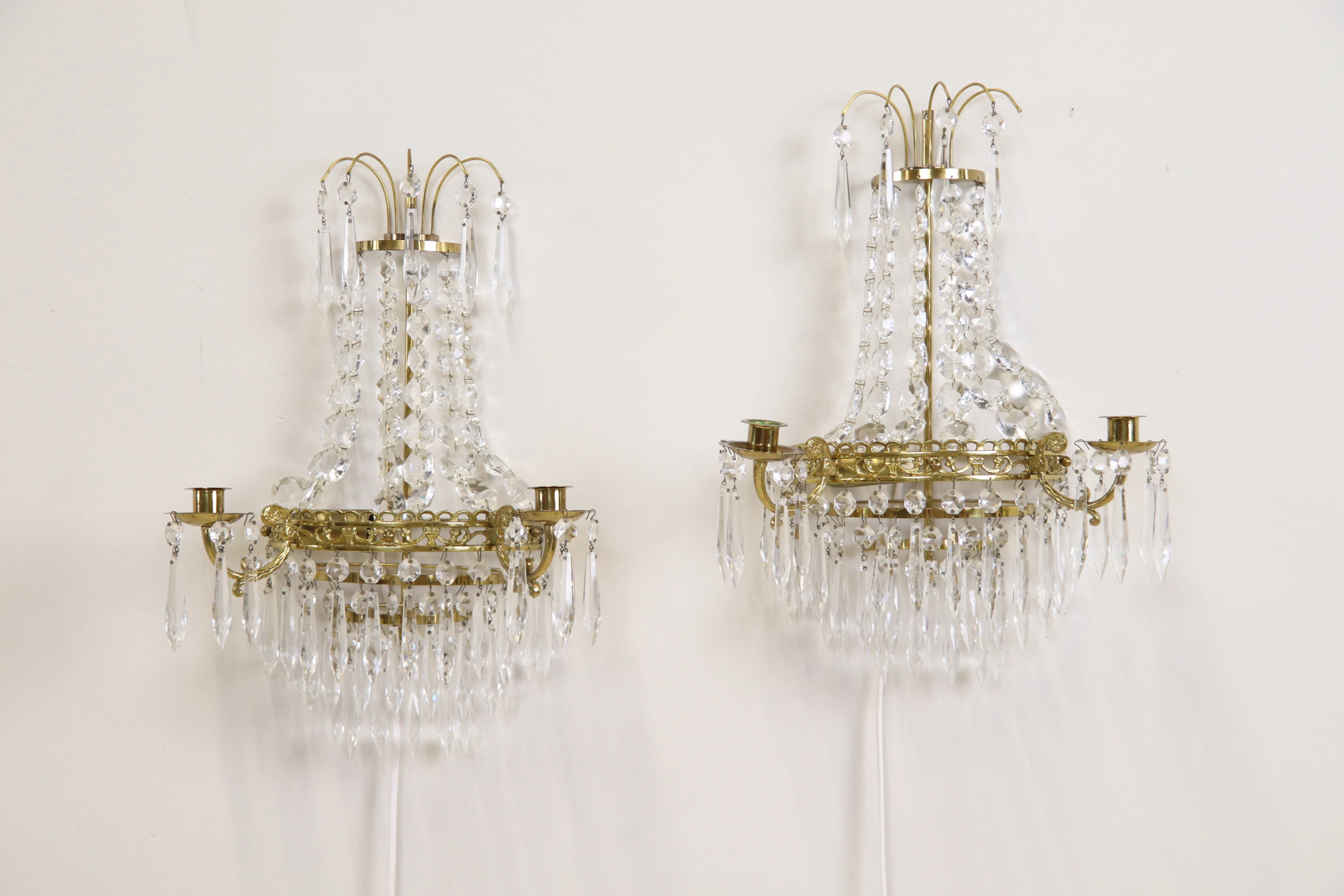Appliques murales, une paire, pour deux bougies et 3 lampes par applique.