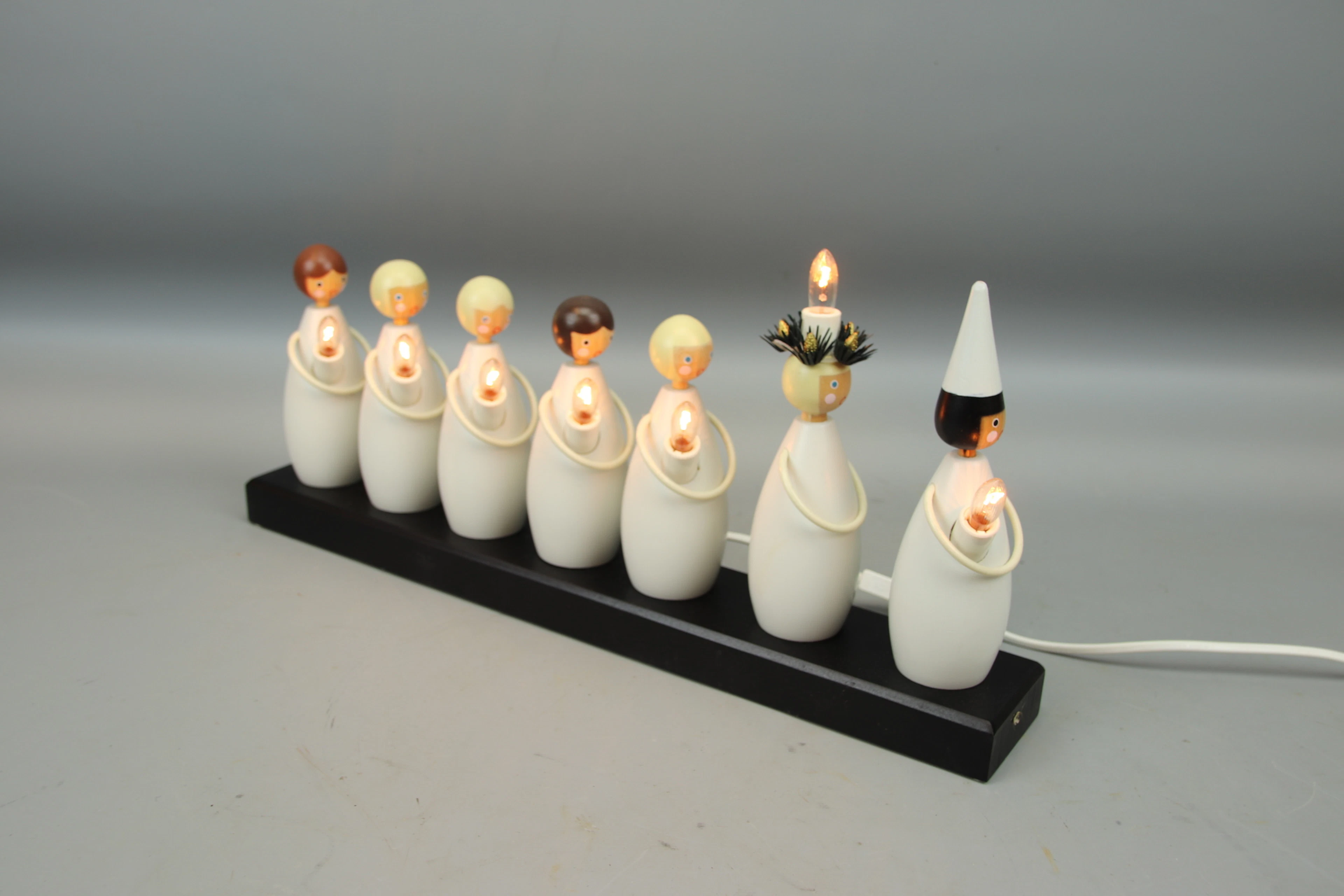 Sten Bengtsson, un candelabro de Adviento de madera, "Procesión de Lucía", Ateljé Lyktan.
