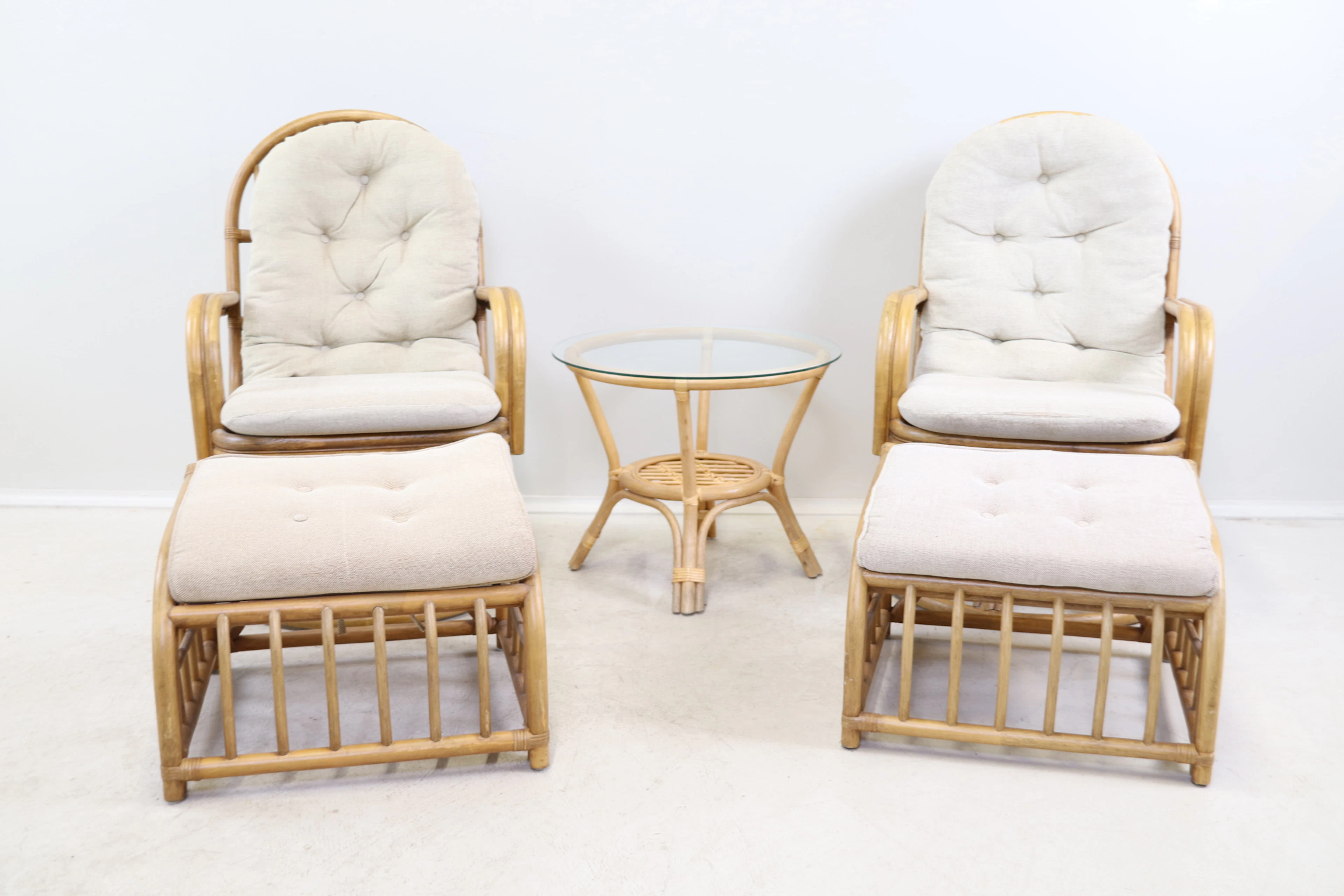 Grupo de muebles, sillas giratorias, reposapiés y mesa, 5 piezas, bambú/textil/vidrio.