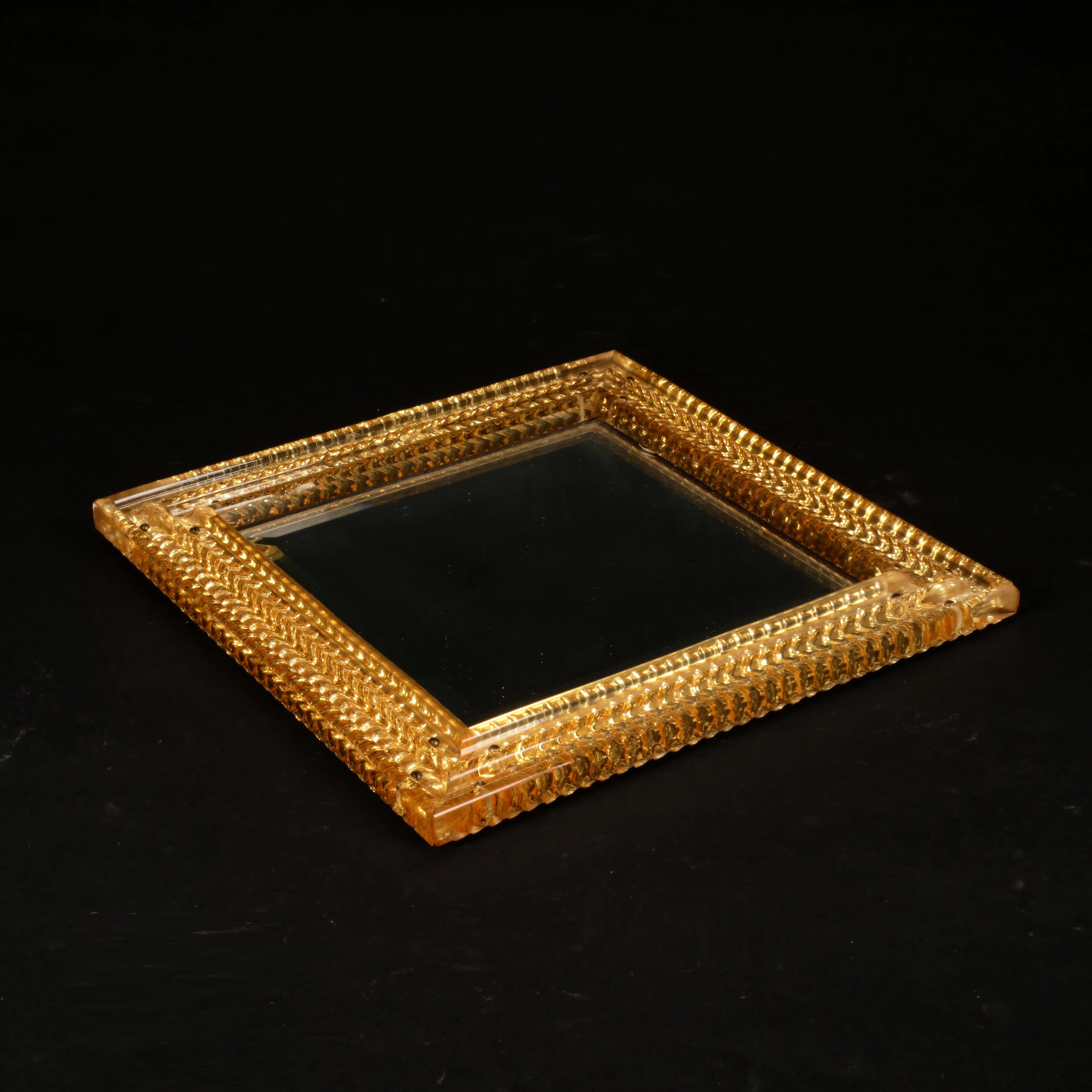 TOALETTBORDSSPEGEL, ram i bärnstensfärgat glas, möjligen Murano, 1930/40-tal.