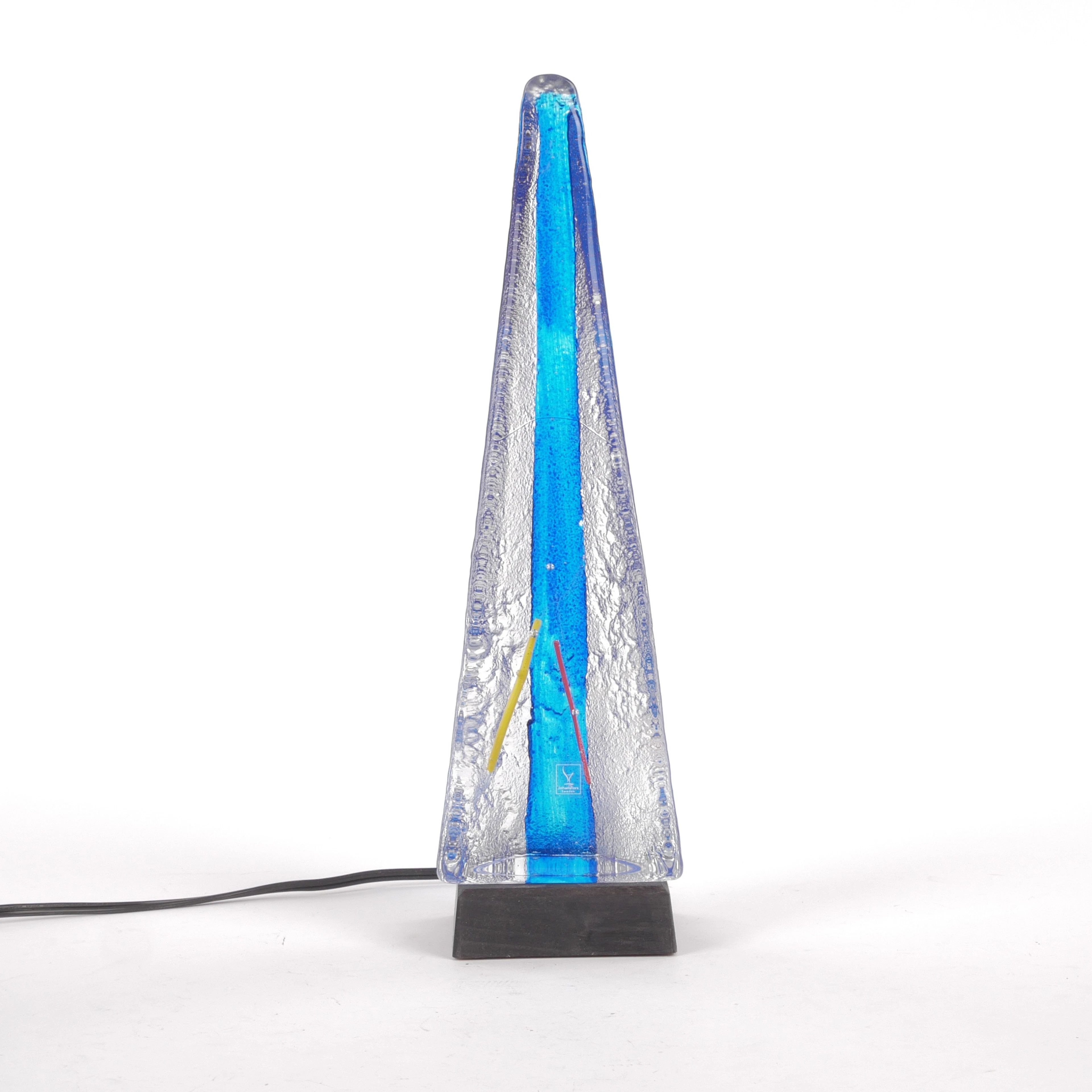 BJÖRN HULTQVIST. Obelisk, konstglas, Johansfors, signerad.