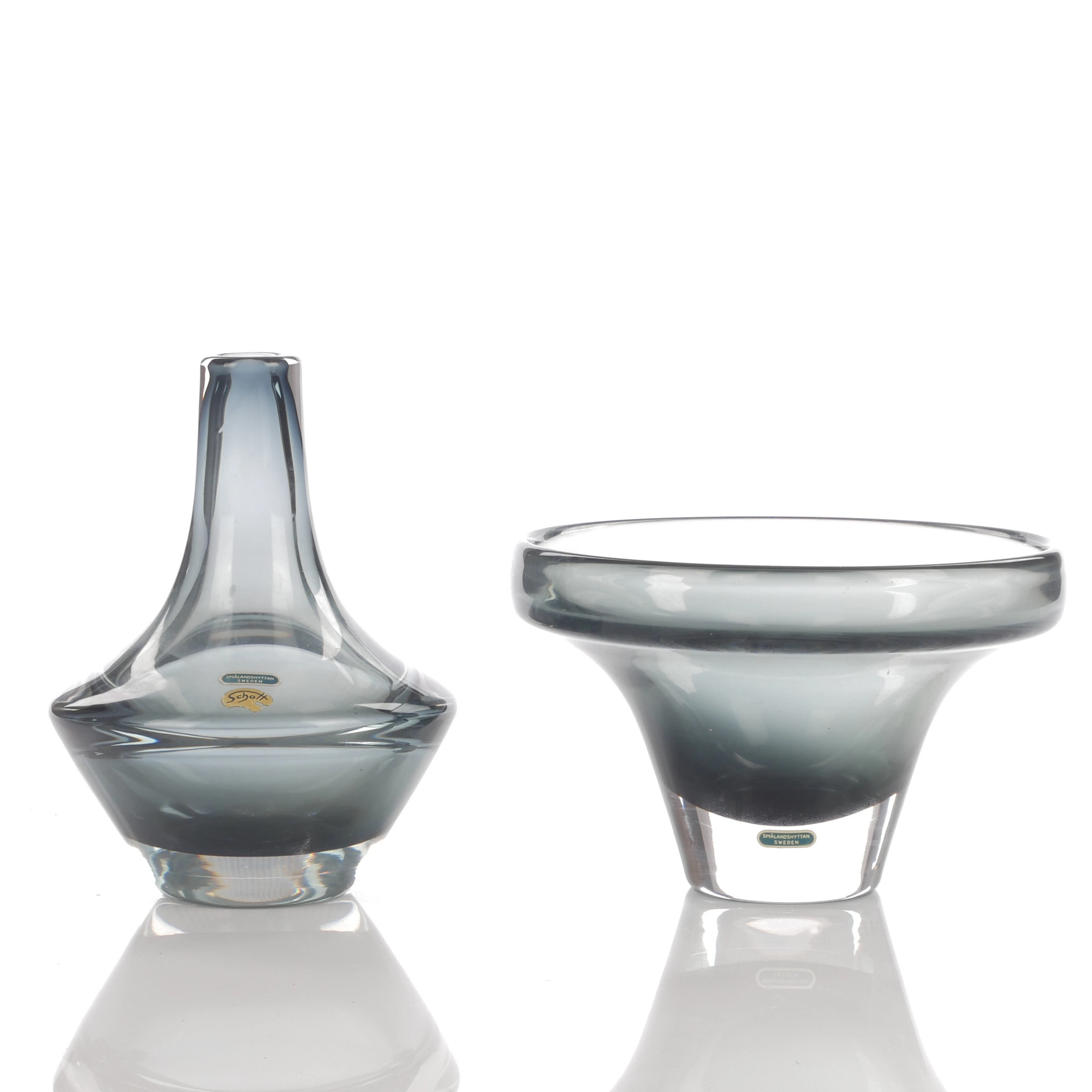 JOSEF SCHOTT. Vas och skål, rökfärgat underfångsglas, Smålanshyttan.