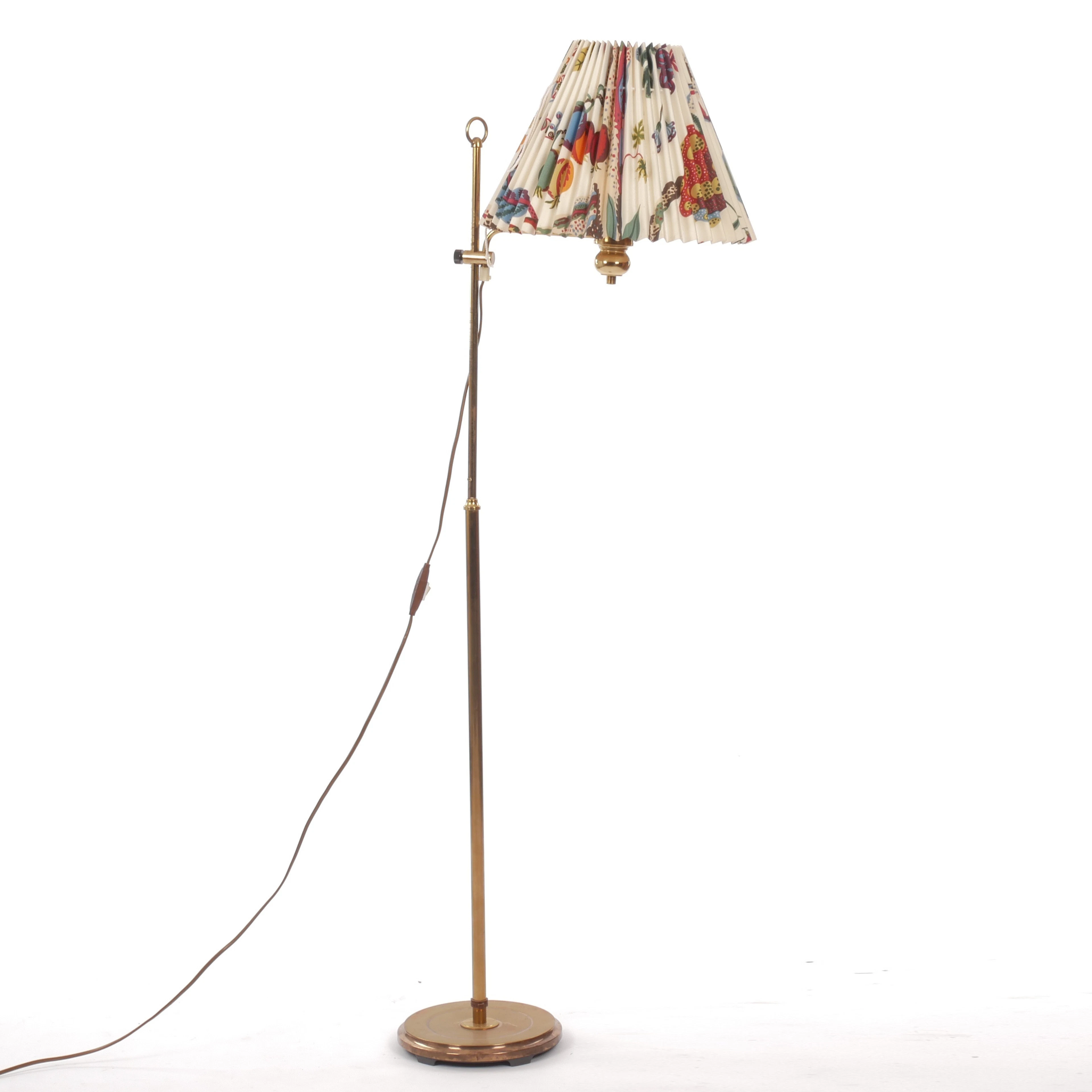 GOLVLAMPA, gulmetall med plisserad skärm, NAFA och Svenskt Tenn.