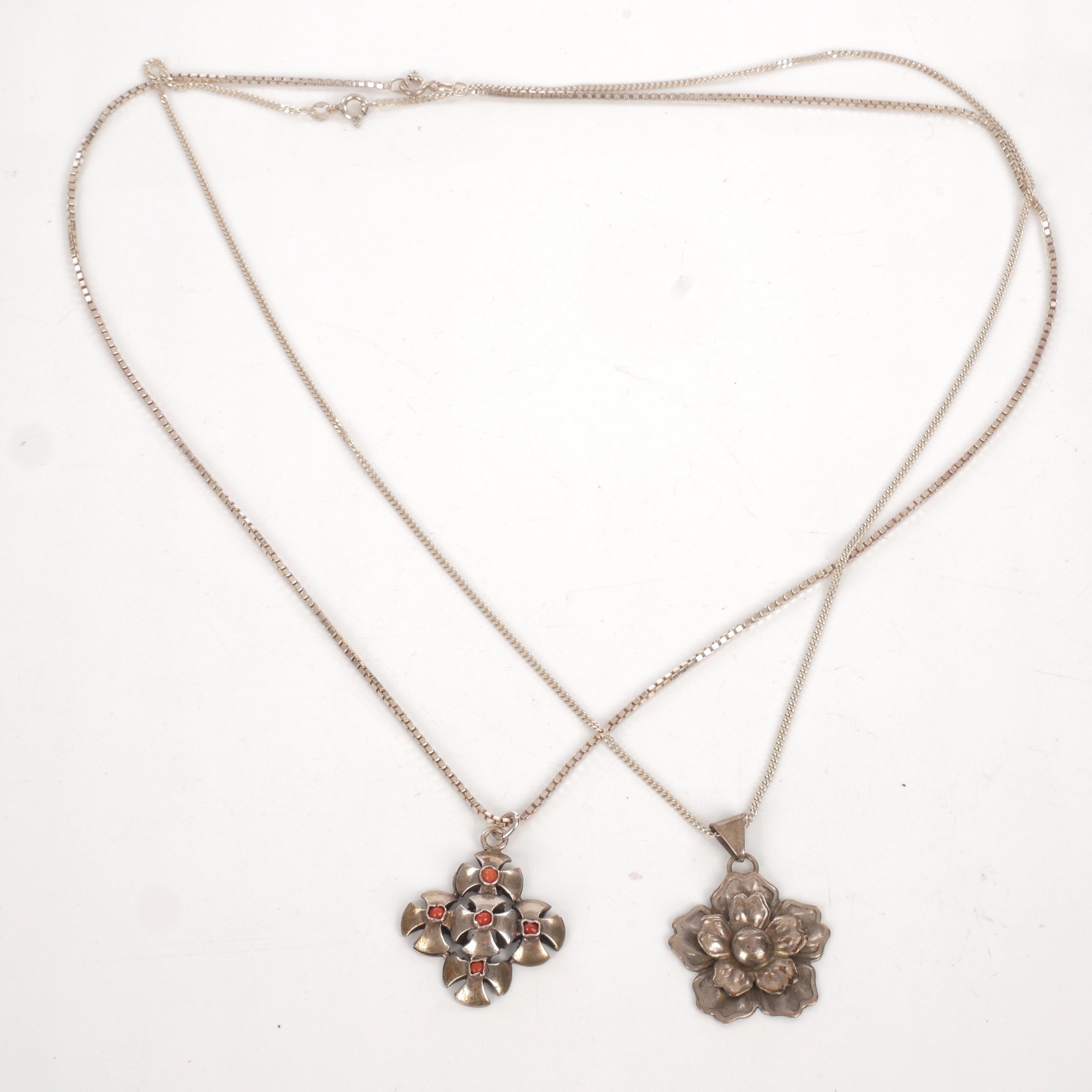 HALSBAND MED HÄNGE, 2 st, bla Malteserkors silver och koraller.