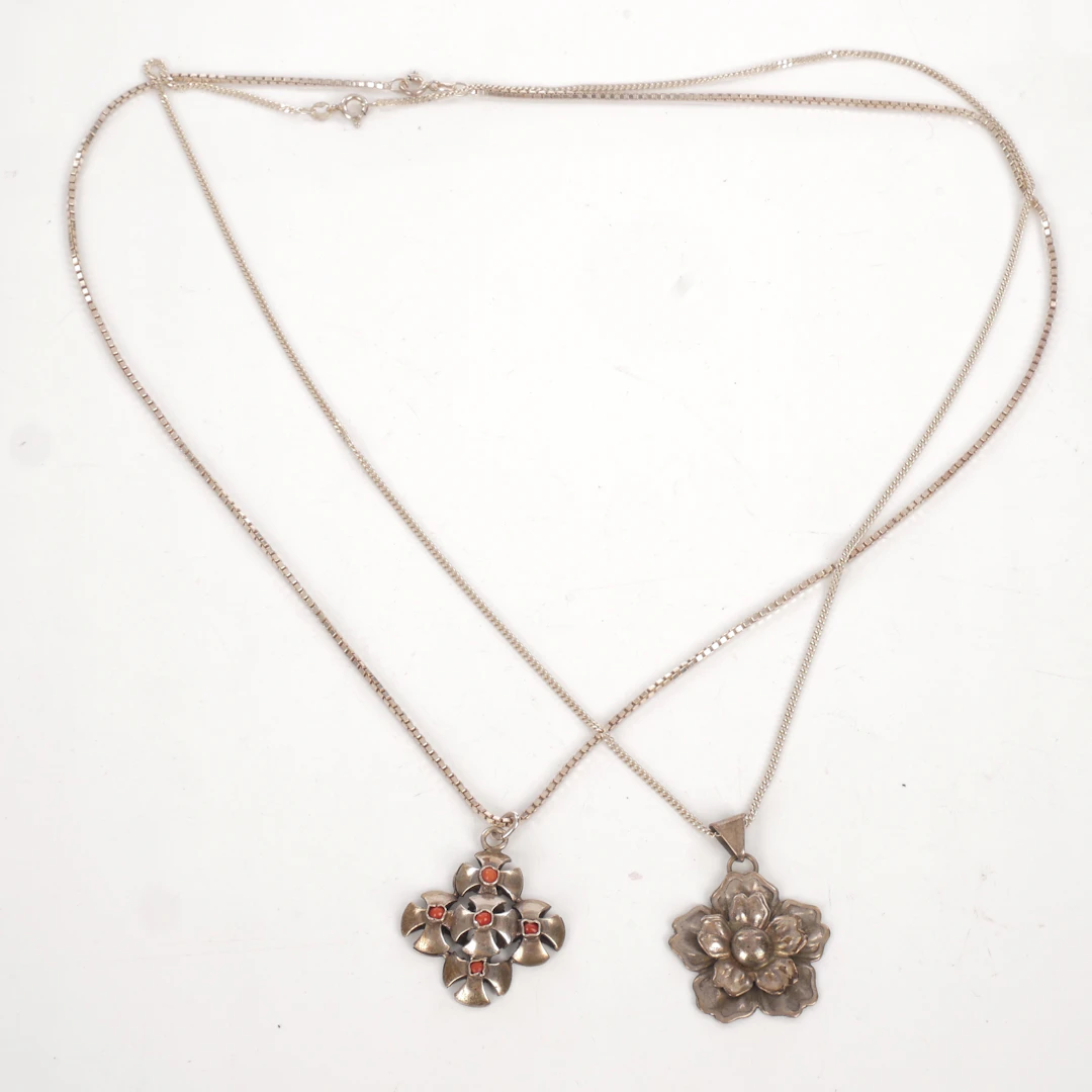 HALSBAND MED HÄNGE, 2 st, bla Malteserkors silver och koraller.