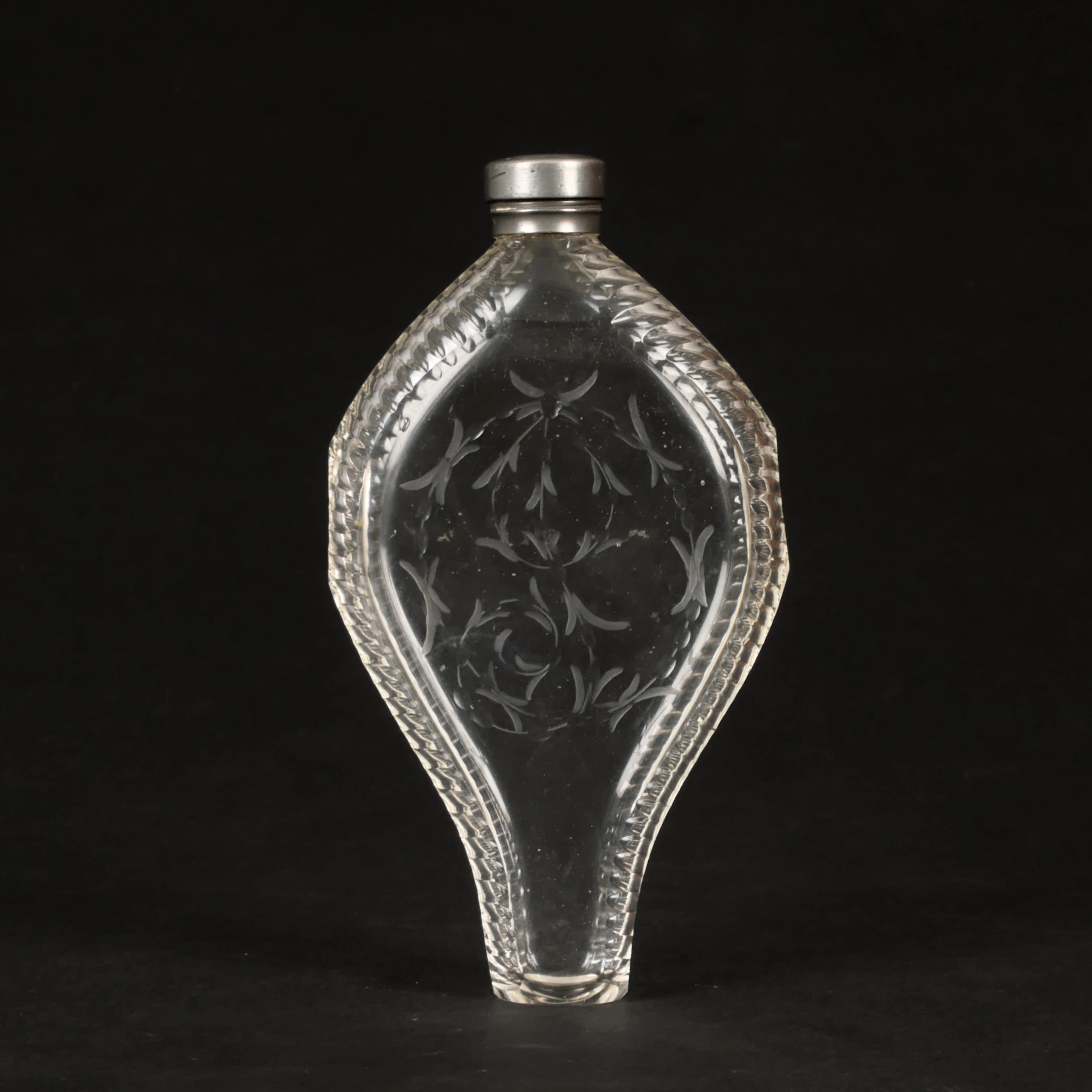 JAKTFLASKA/PLUNTA, glas med slipad dekor, troligen England 1800-tal.