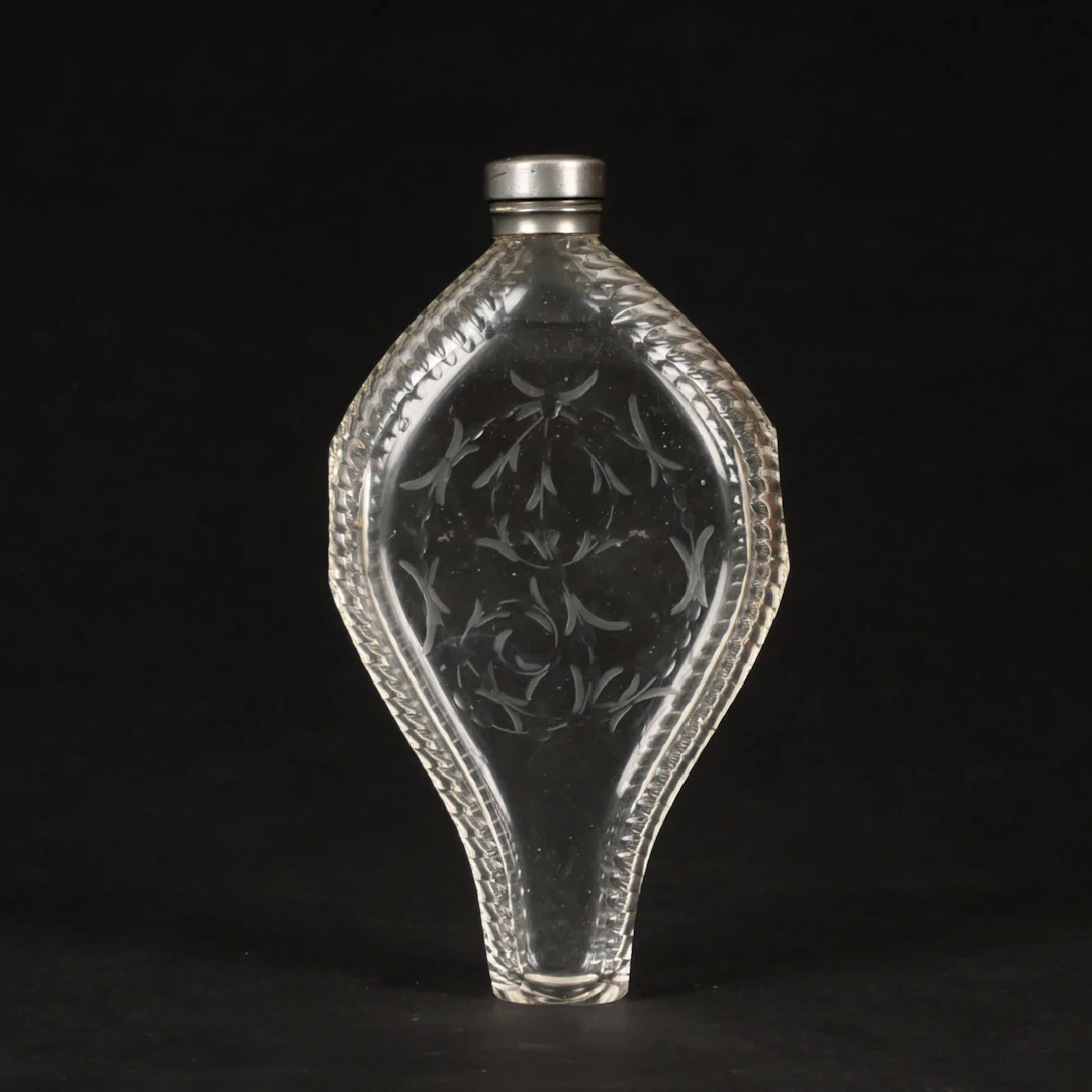 JAKTFLASKA/PLUNTA, glas med slipad dekor, troligen England 1800-tal.
