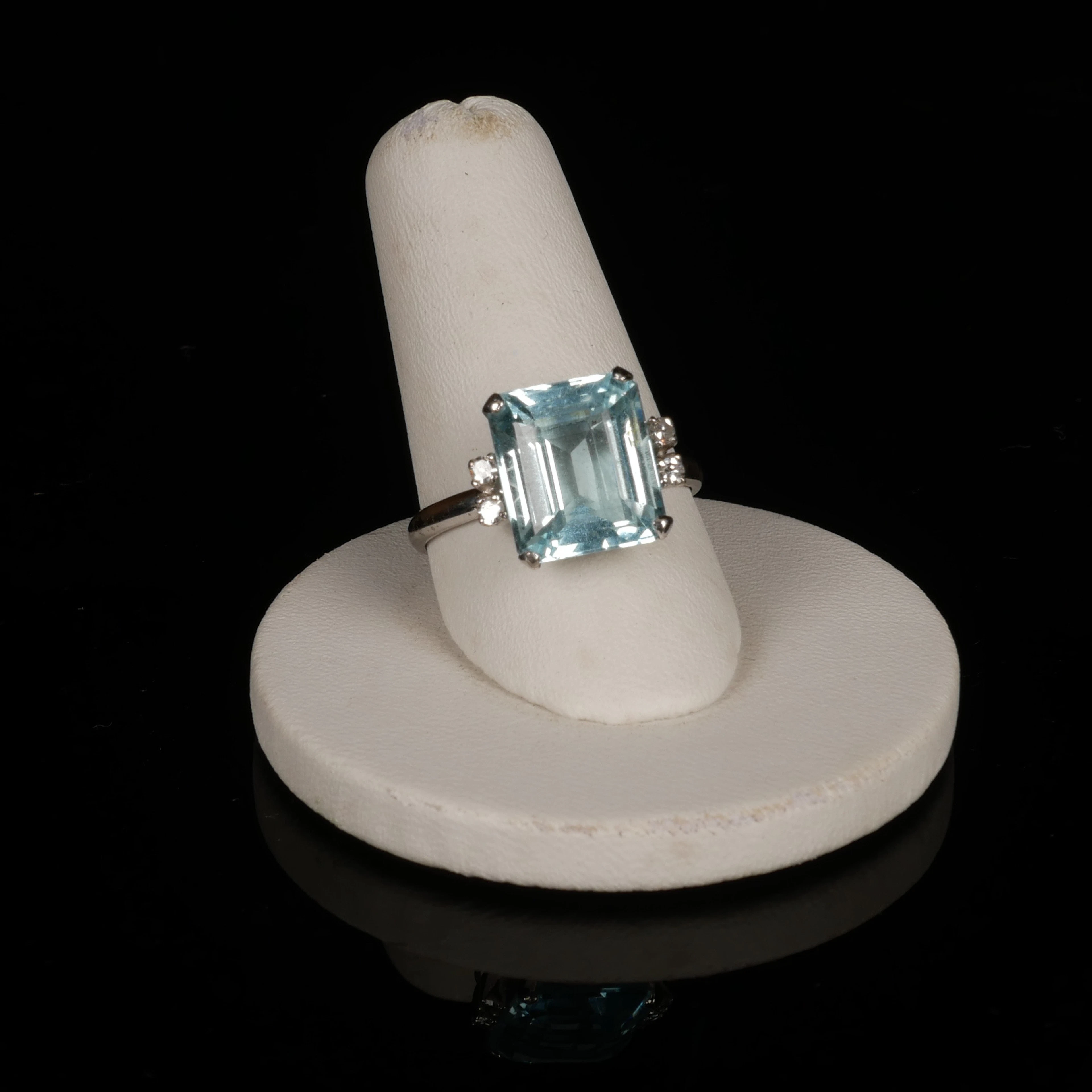 RING, vitguld 18K, diamanter och syntetisk akvamarin.