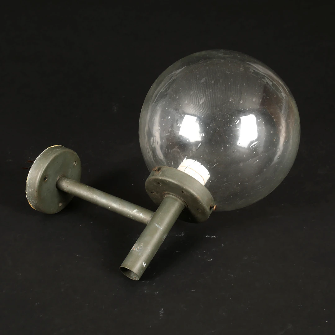 FASADLAMPA, järn och glas, 1900-talets mitt.
