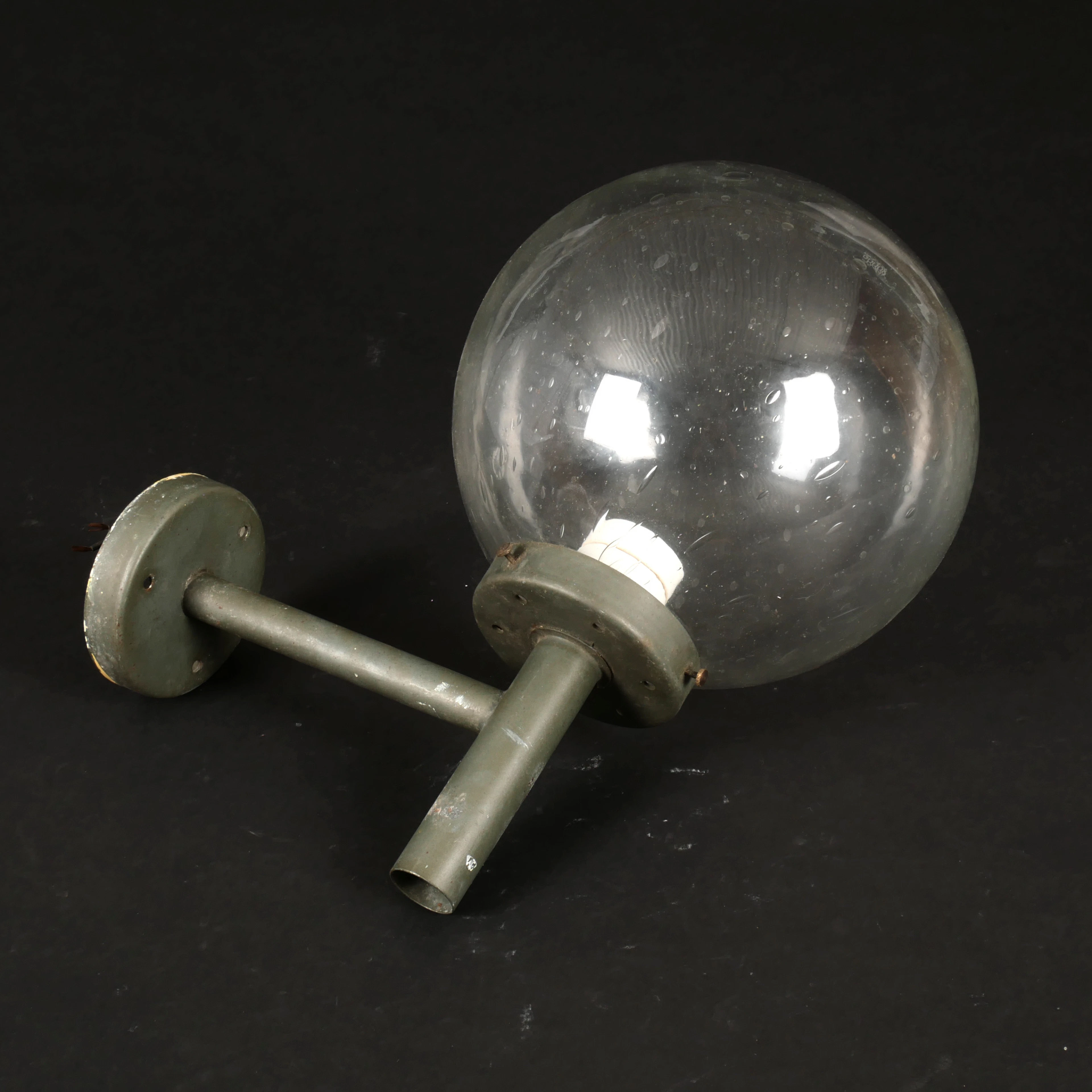 FASADLAMPA, järn och glas, 1900-talets mitt.