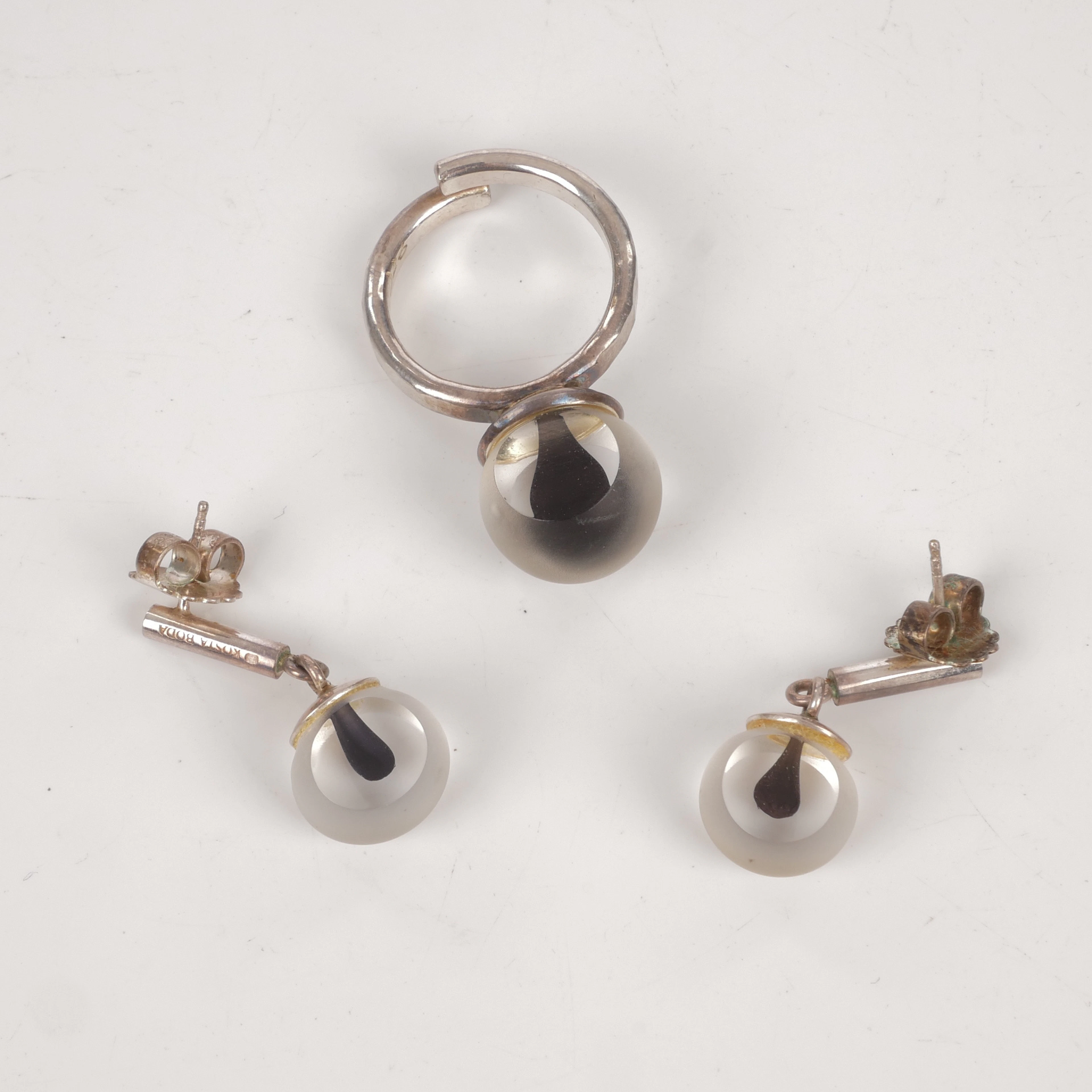 MONICA BACKSTRÖM. ÖRHÄNGEN OCH RING, silver och glas, Kosta Boda.