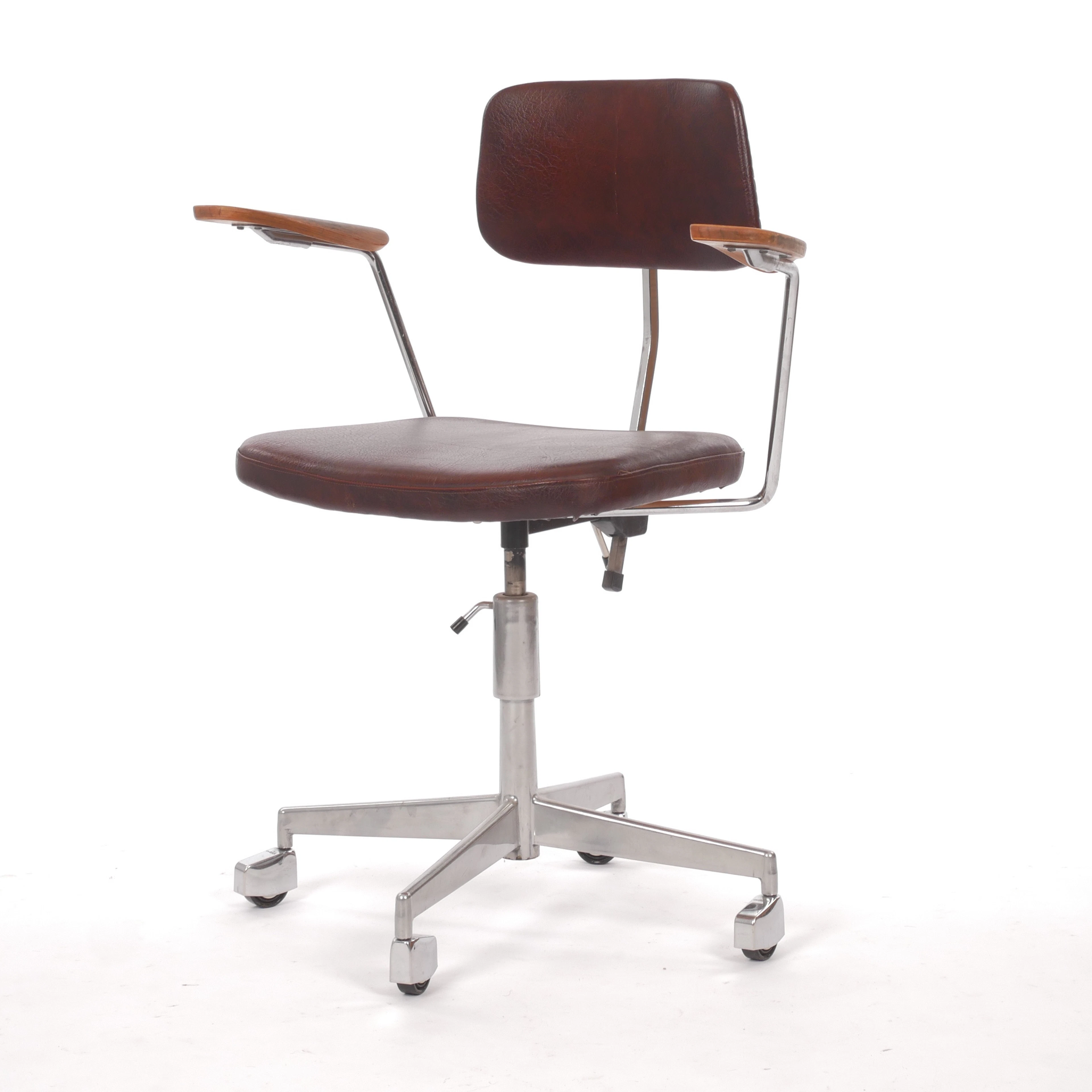 SKRIVBORDSSTOL, teak och konstläder, Labofa, Danmark, 1960-tal.