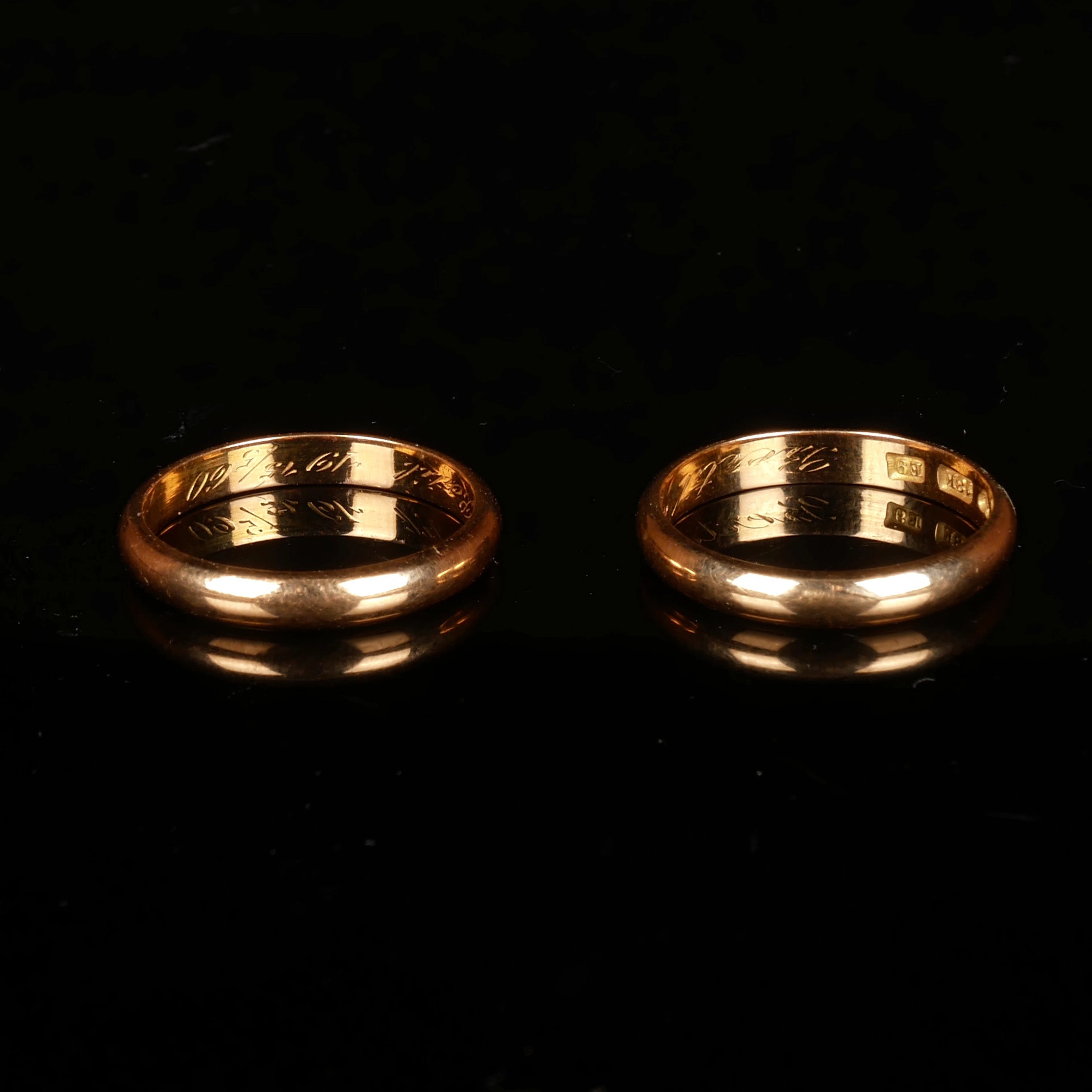 RINGAR, 2 st, släta, 18K guld.