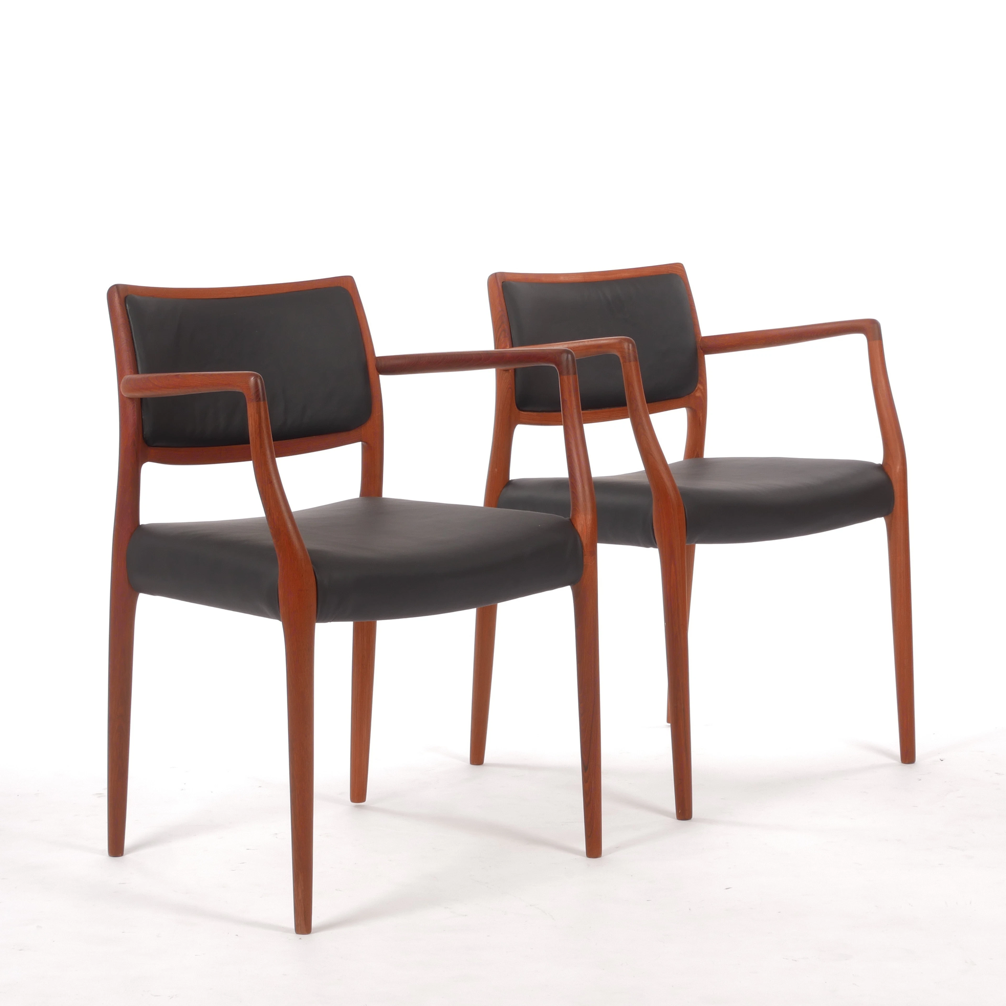 IELS OTTO MØLLER. Karmstolar, ett par, teak och läder, 1960-tal.