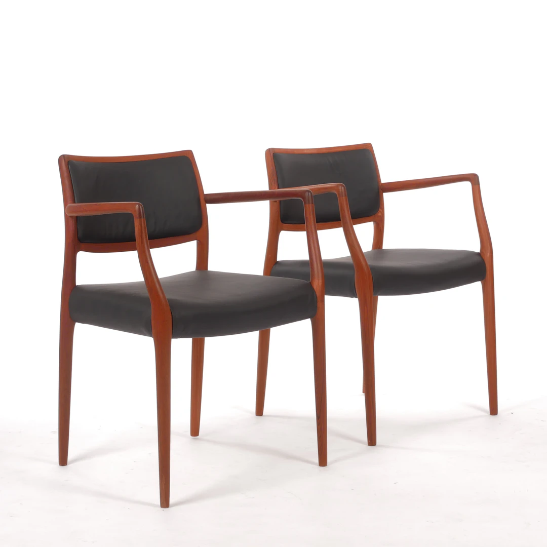 IELS OTTO MØLLER. Karmstolar, ett par, teak och läder, 1960-tal.