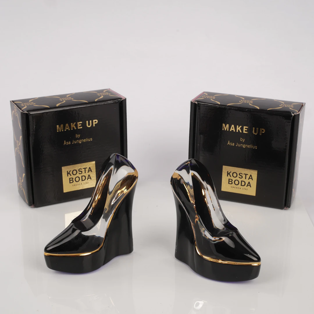 ÅSA JUNGNELIUS. "Shoe", 2 st, konstglas, "Make Up", Kosta Boda.
