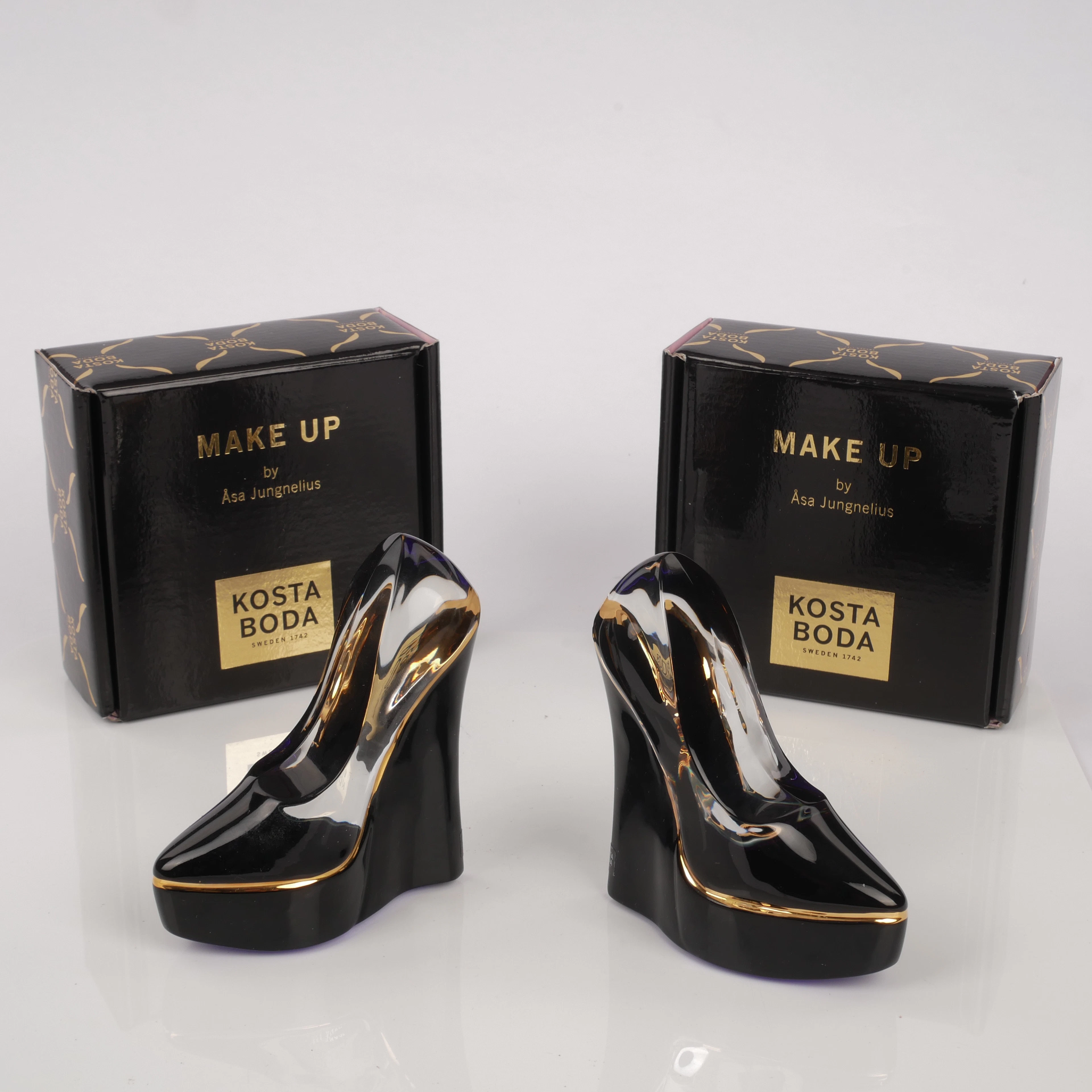 ÅSA JUNGNELIUS. "Shoe", 2 st, konstglas, "Make Up", Kosta Boda.
