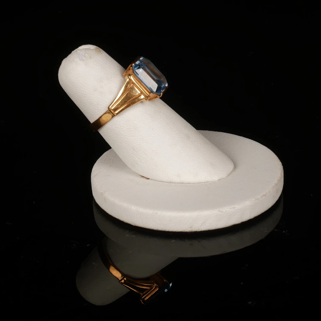 RING, 18K guld med akvamarin, 1948.