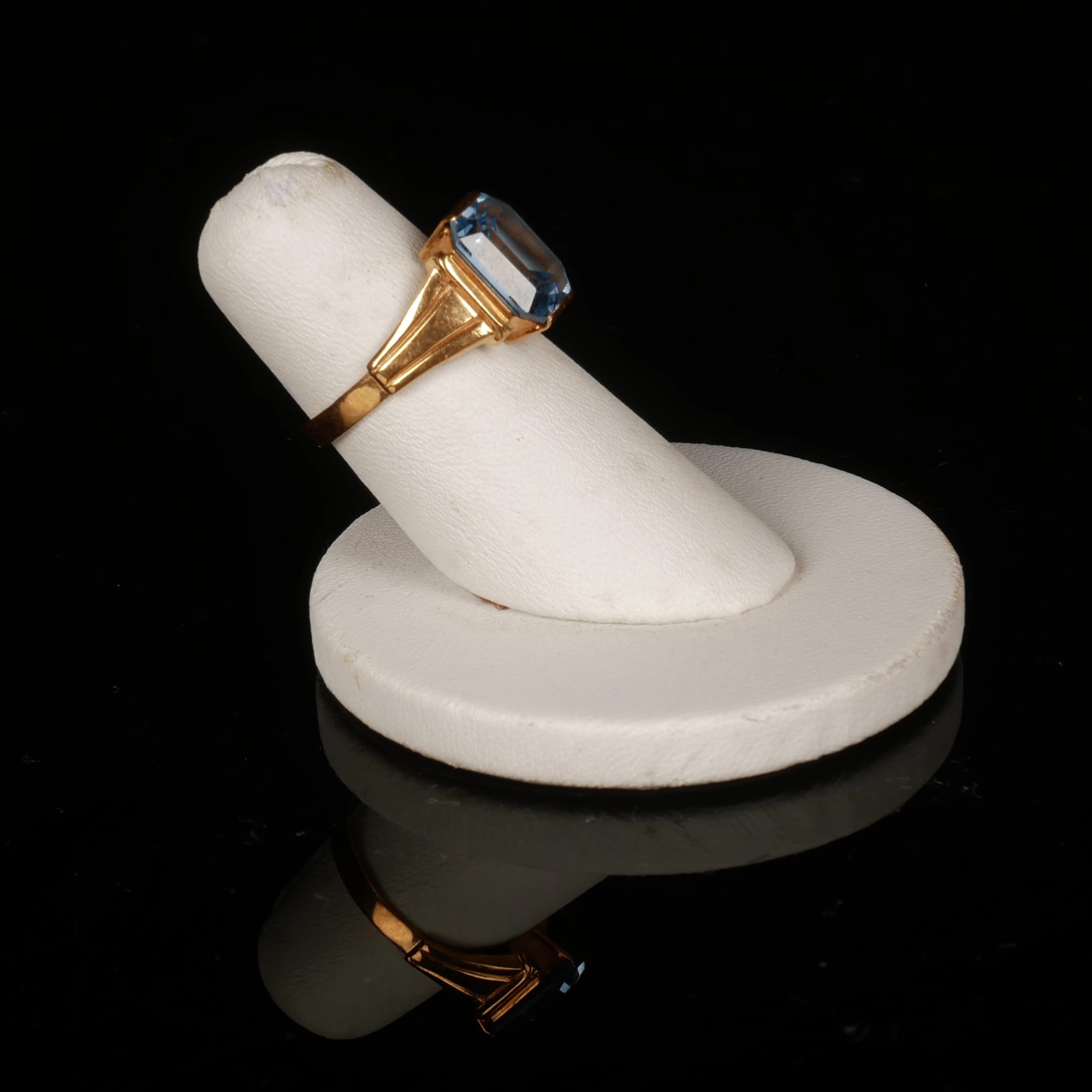 RING, 18K guld med akvamarin, 1948.