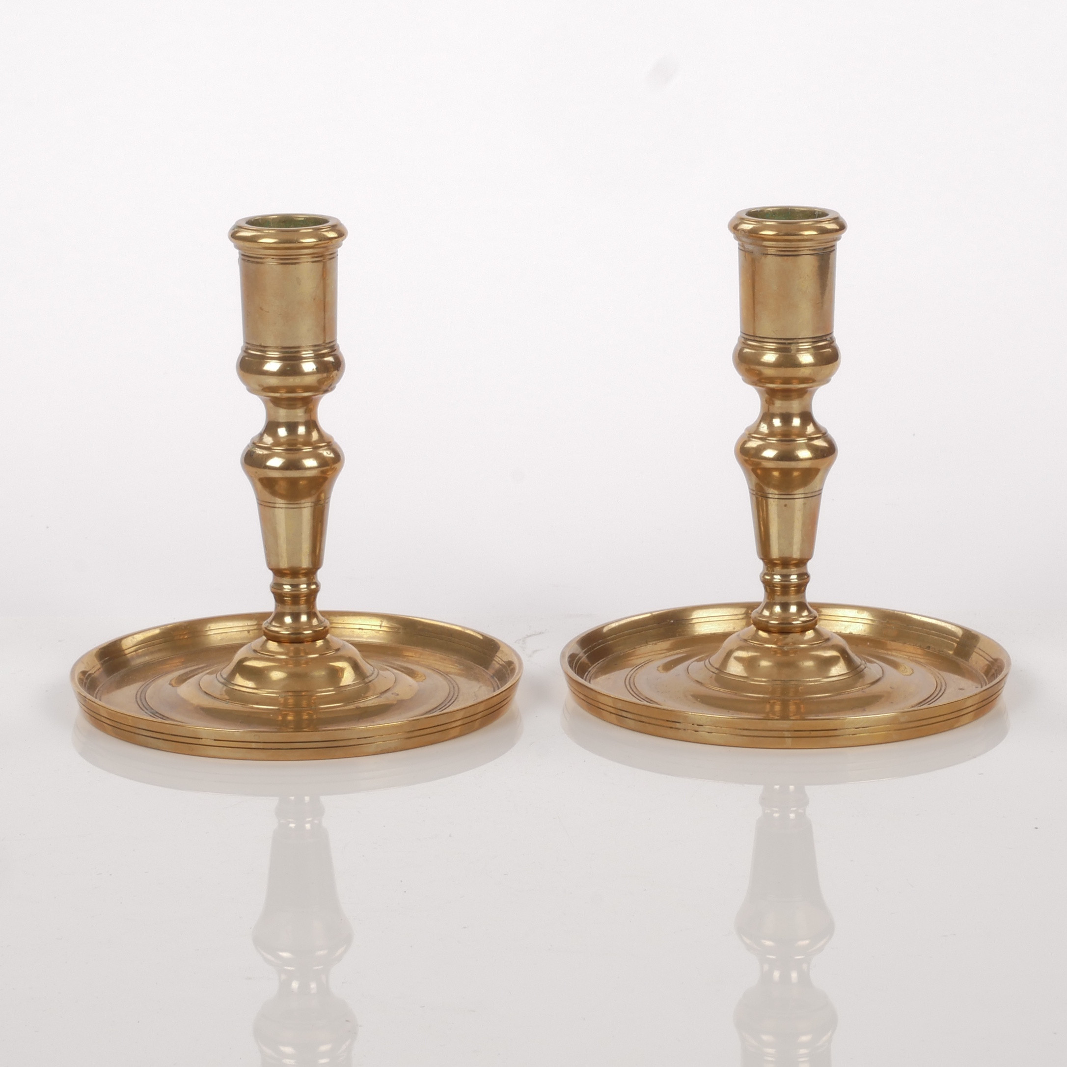 LJUSSTAKAR, ett par, barockstil, märkta "Svenskt 1700 tal", mässing