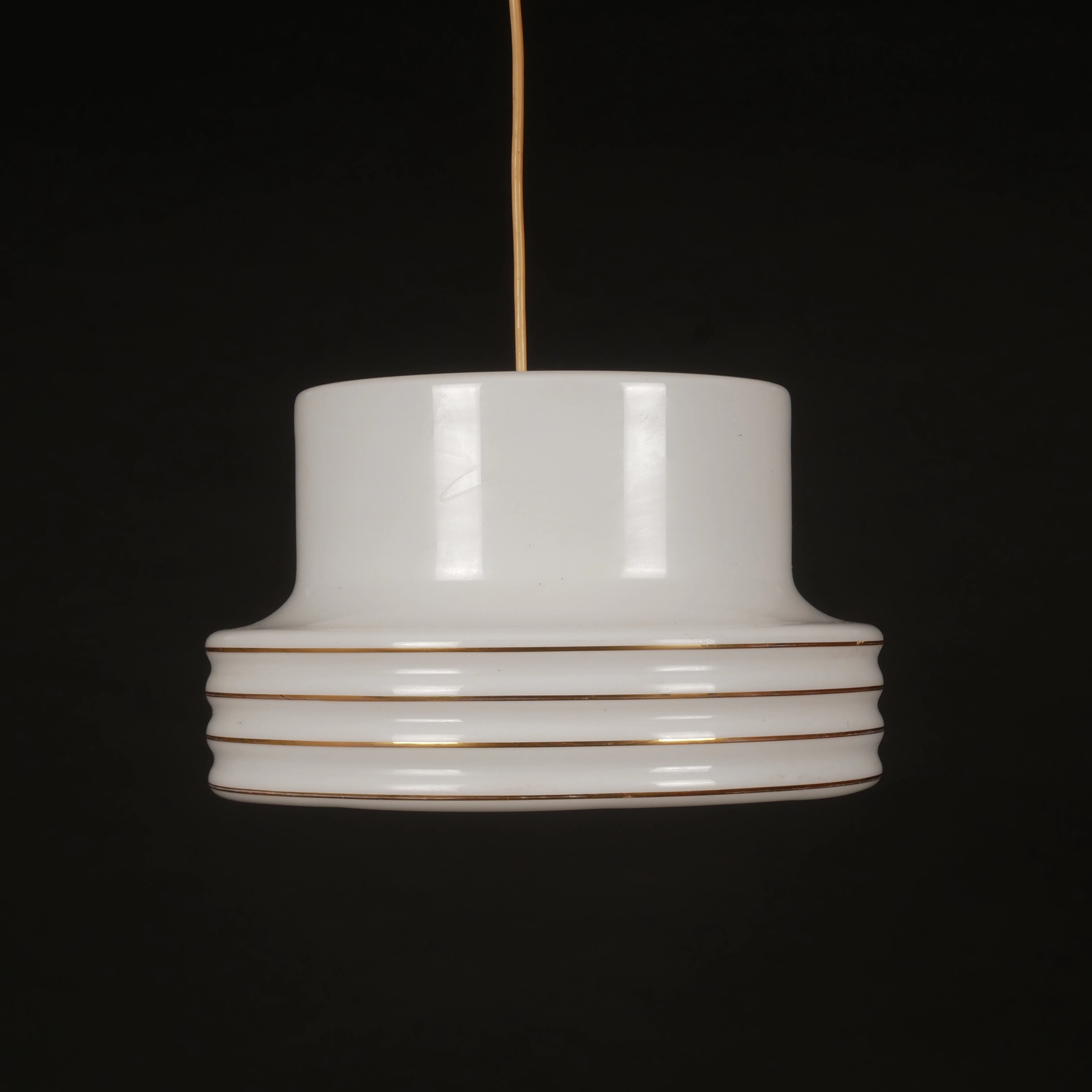 TAKLAMPA, glas med guldränder, 1960/70-tal.
