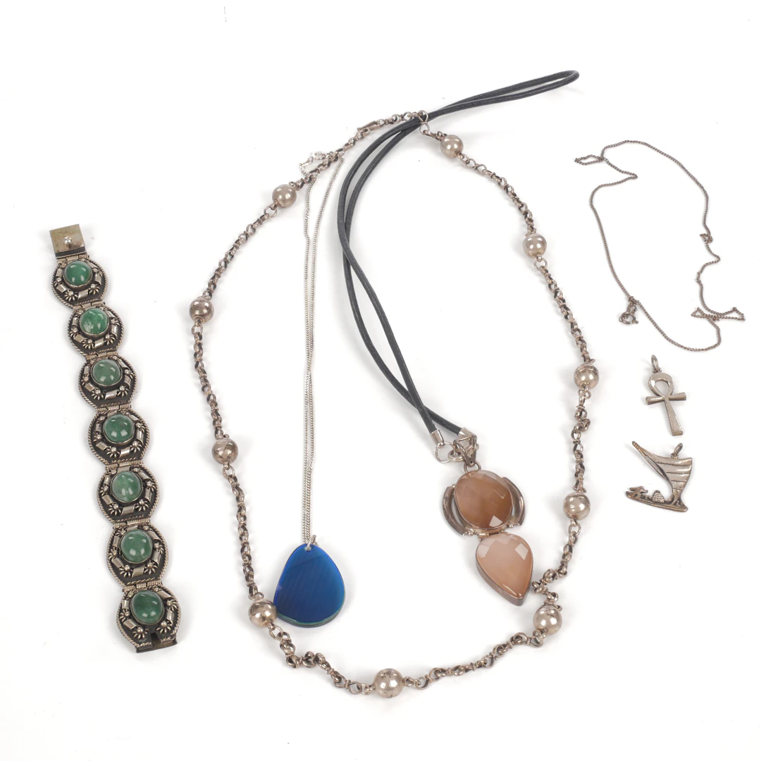 HALSBAND, HÄNGEN OCH ARMBAND. 8 st.
