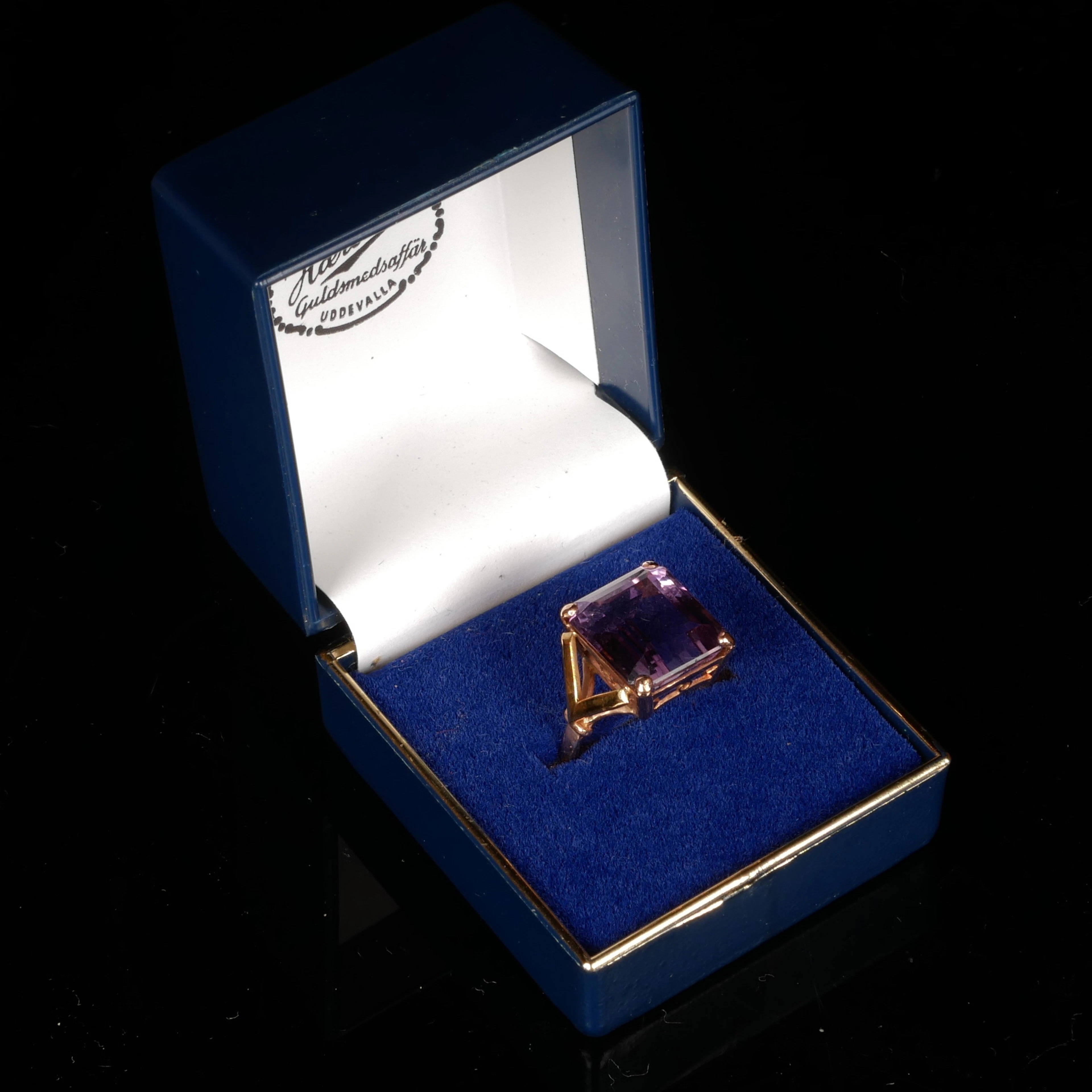 GULDRING MED LILA STEN, 14K guld.
