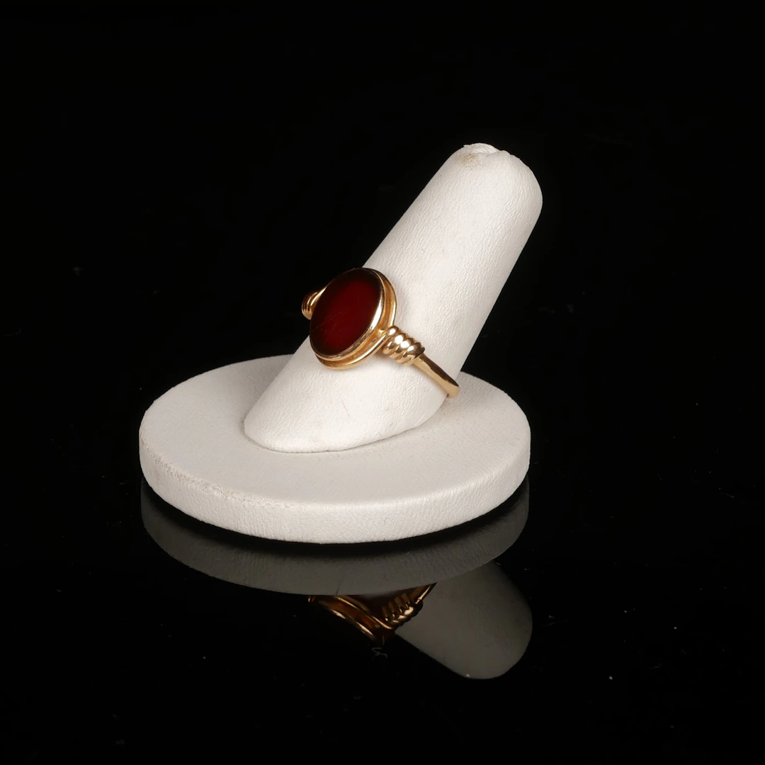 GULDRING MED KARNEOL, 18K guld.