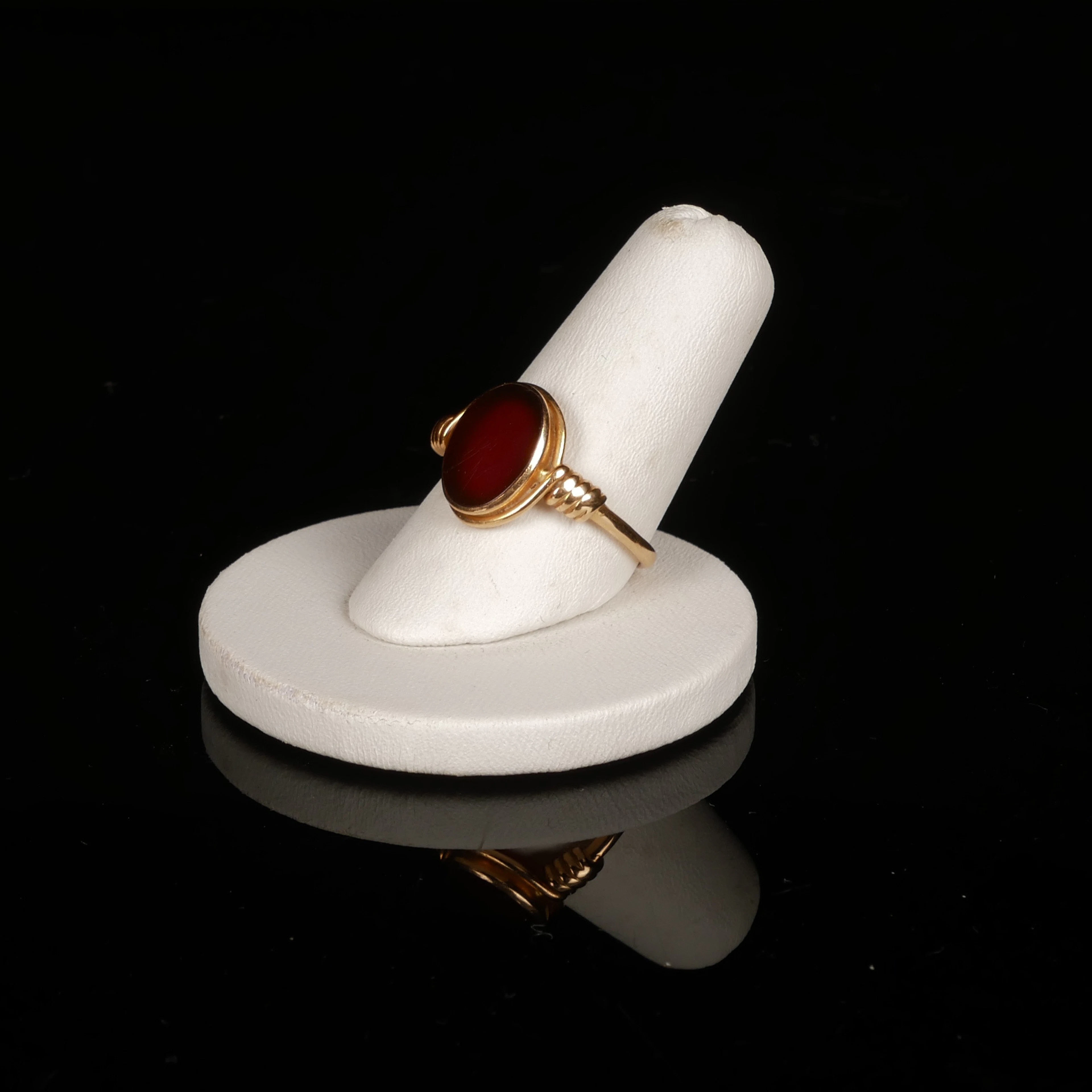 GULDRING MED KARNEOL, 18K guld.