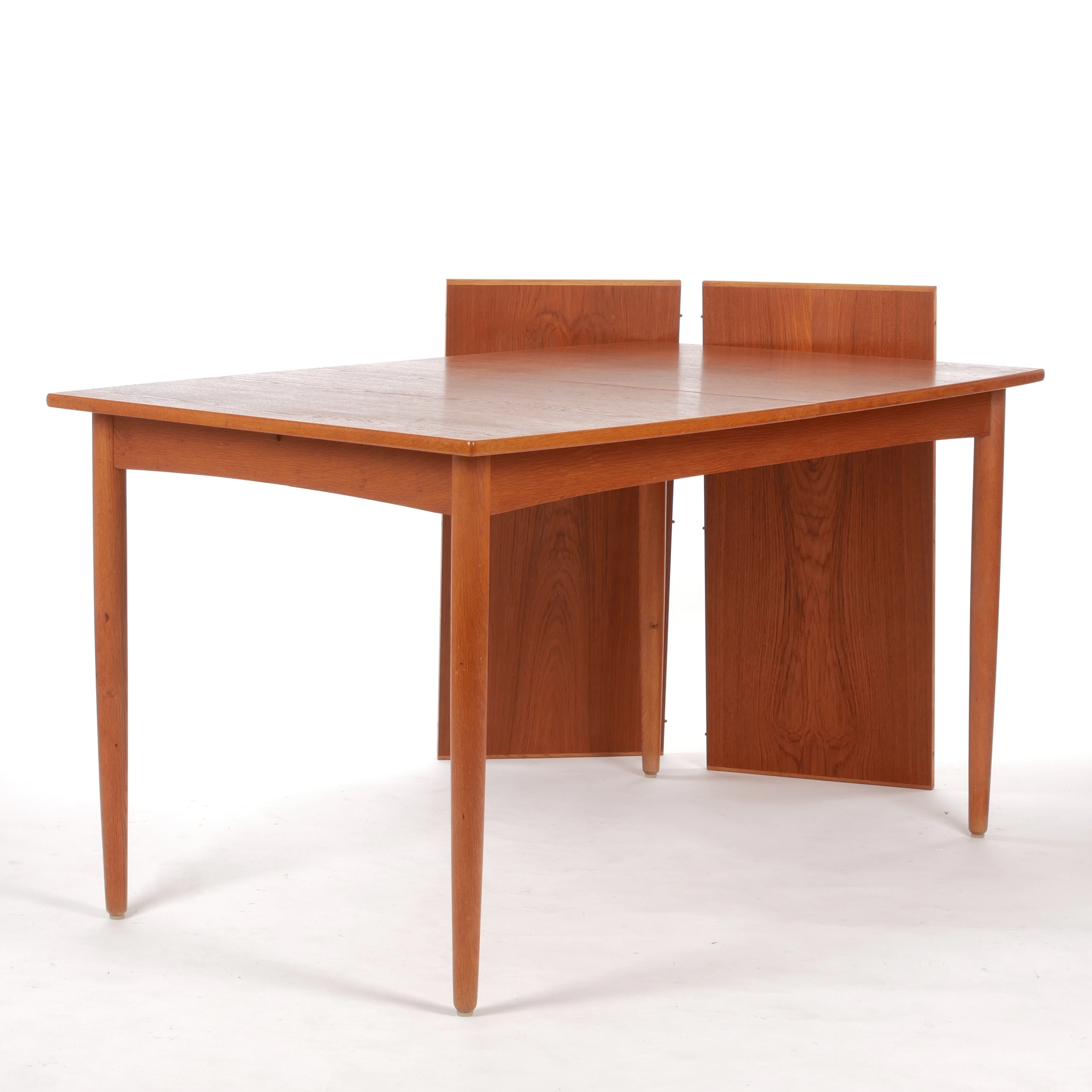 MATBORD, 2 iläggsskivor, teak och ek, 1960-tal.