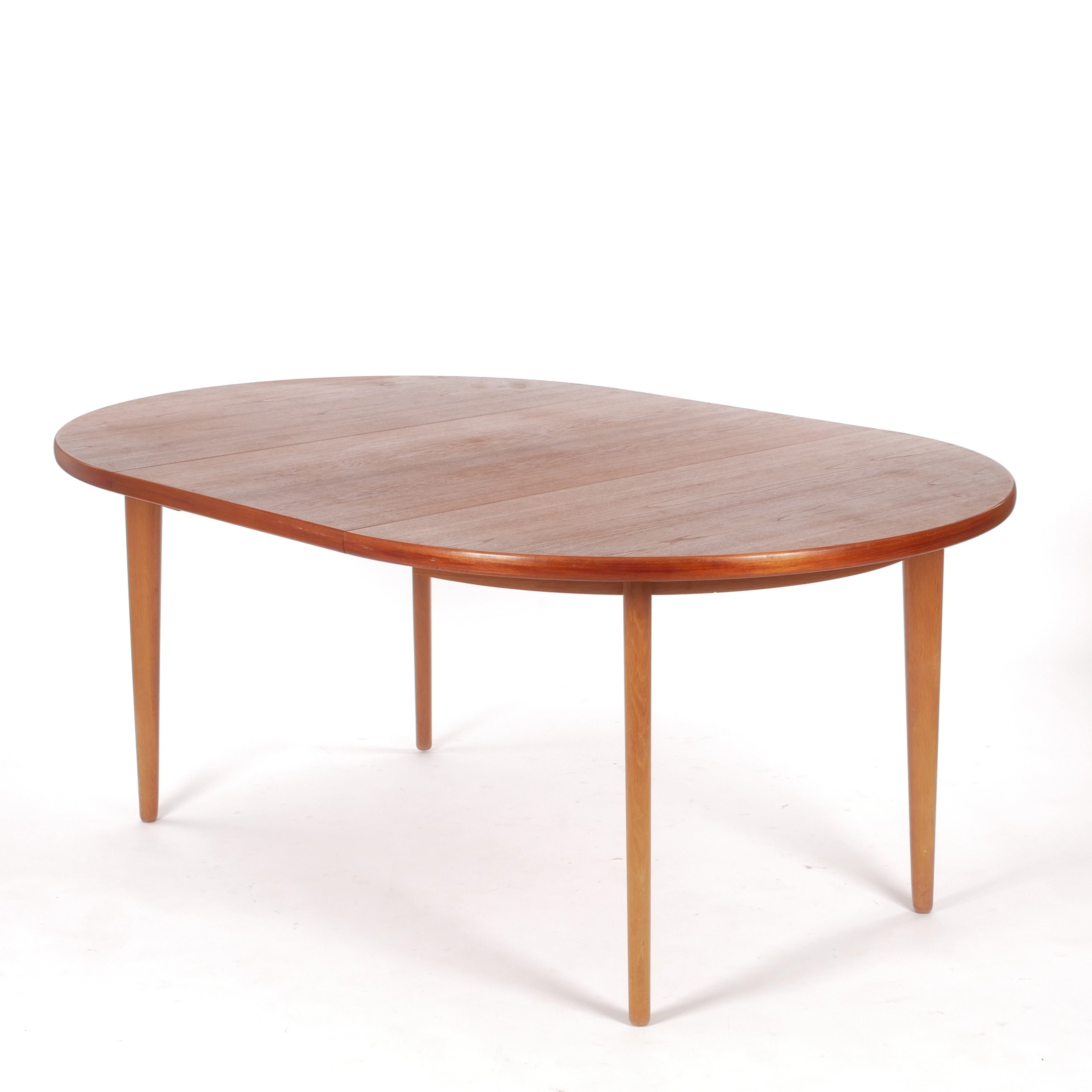KARL-ERIK EKSELIUS. Matbord, teak och ek, JOC, Vetlanda, 1950/60-tal.