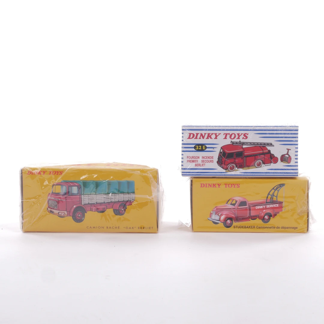 DINKY TOYS. Lastbilar och brandbil, oöppnade.