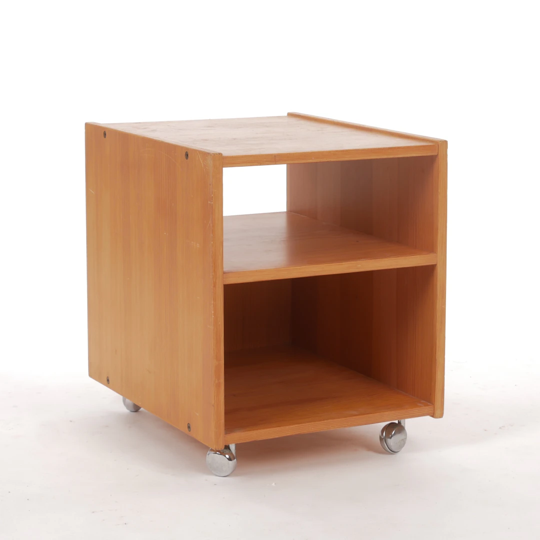 KARIN MOBRING. Sängbord, "Nätt", på klothjul, IKEA, 1970-tal.