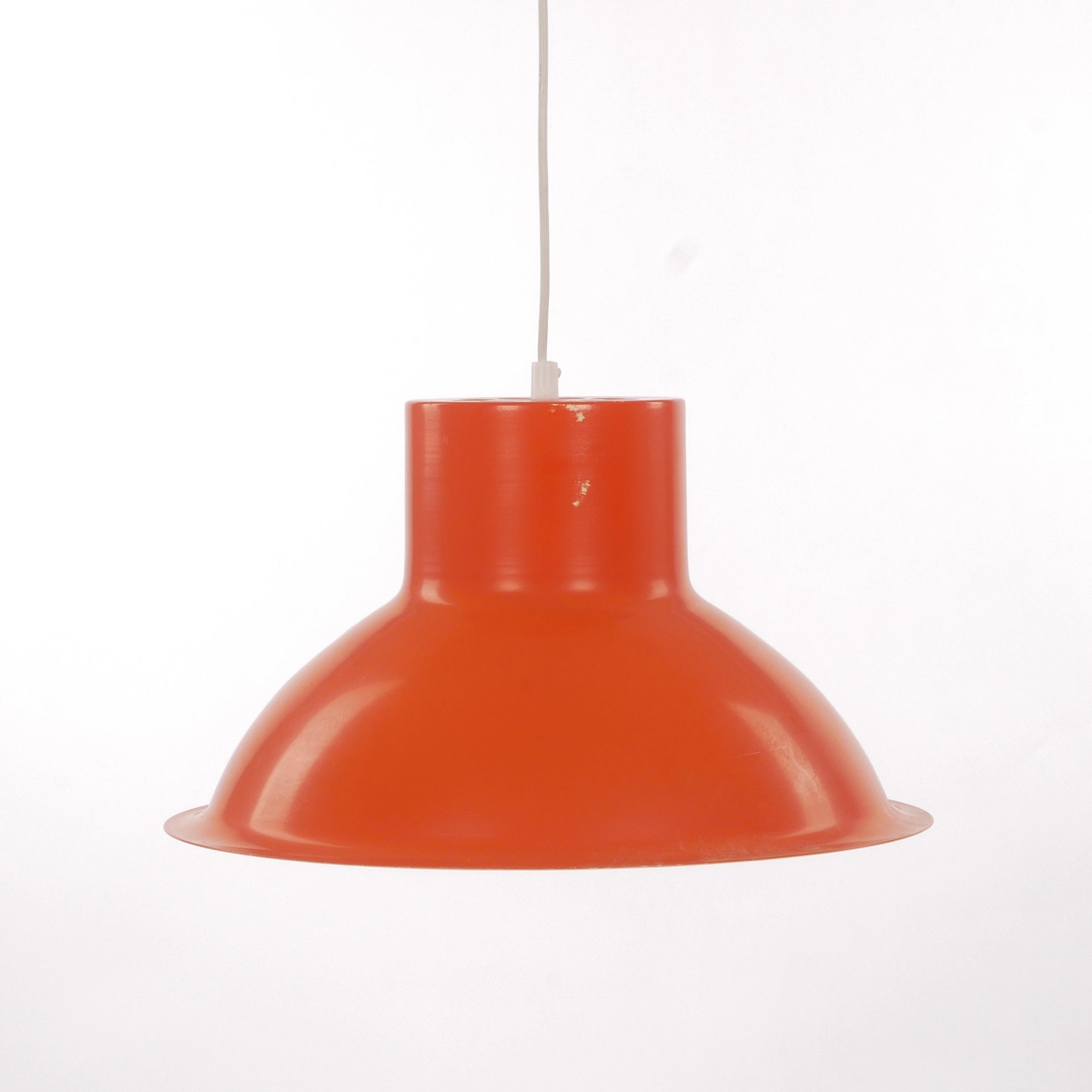 TAKLAMPA, orangelackerad plåt, IKEA, 1900-talets andra hälft.