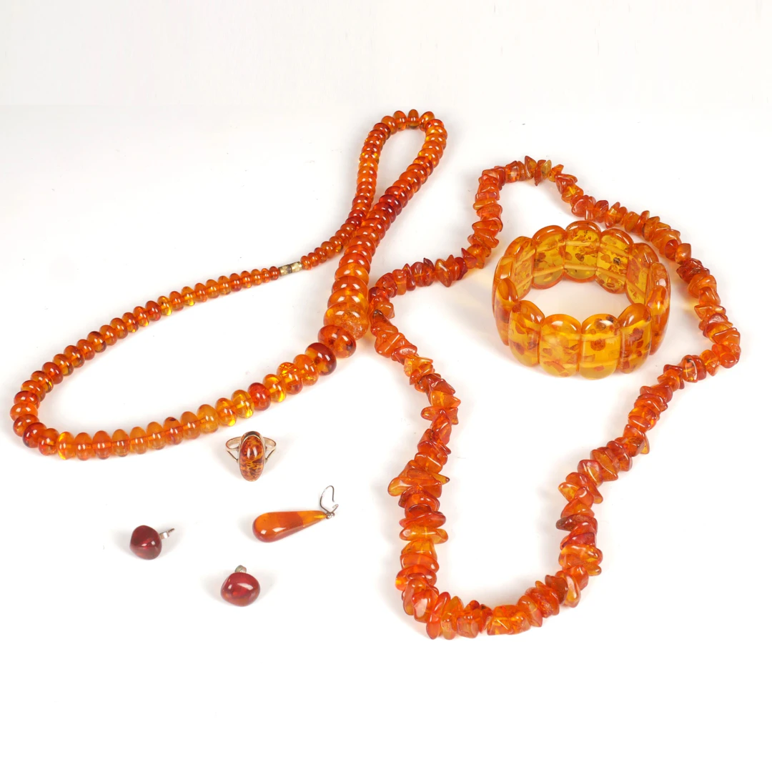 HALSBAND, ARMBAND, HÄNGEN, RING. 6 delar, bärnsten.