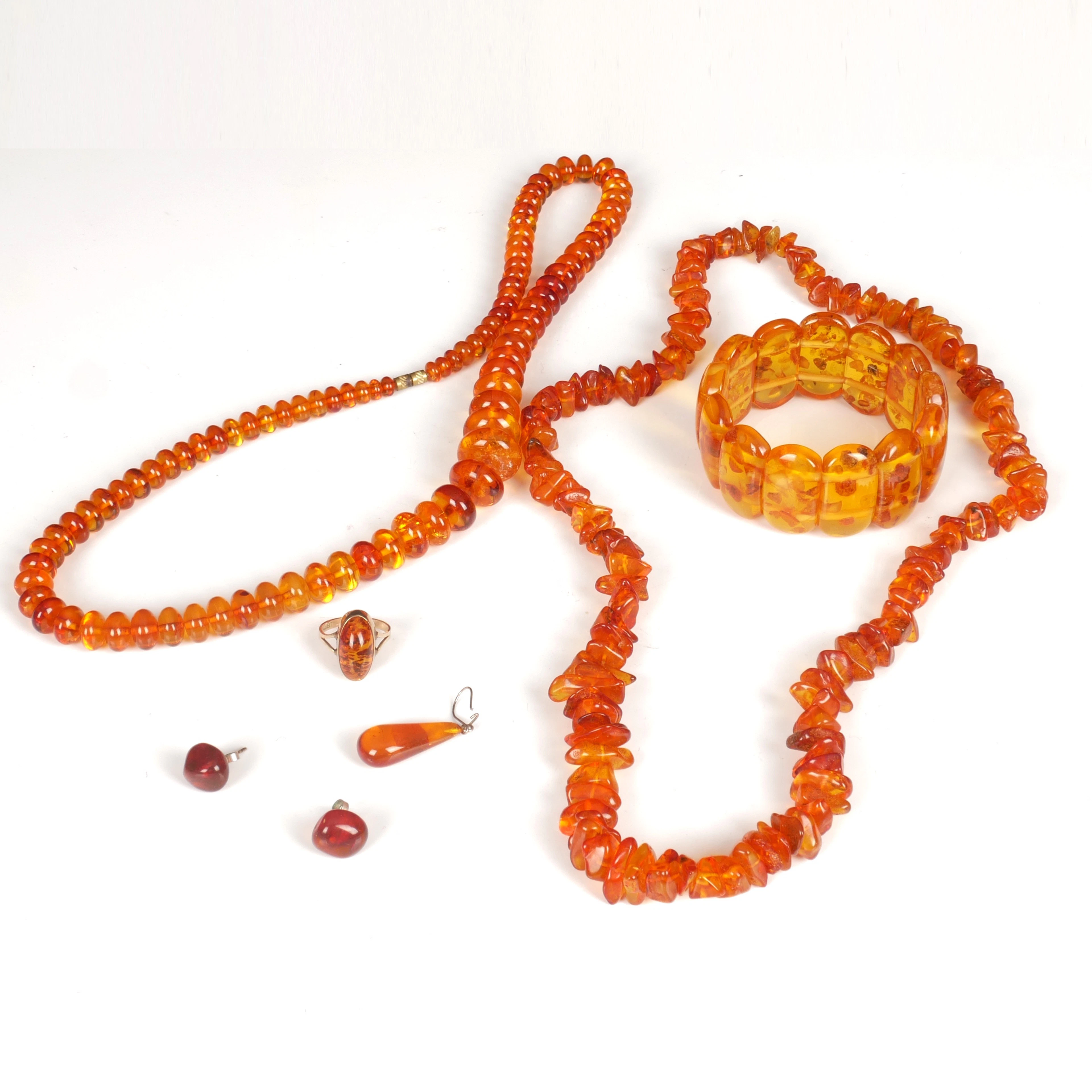 HALSBAND, ARMBAND, HÄNGEN, RING. 6 delar, bärnsten.