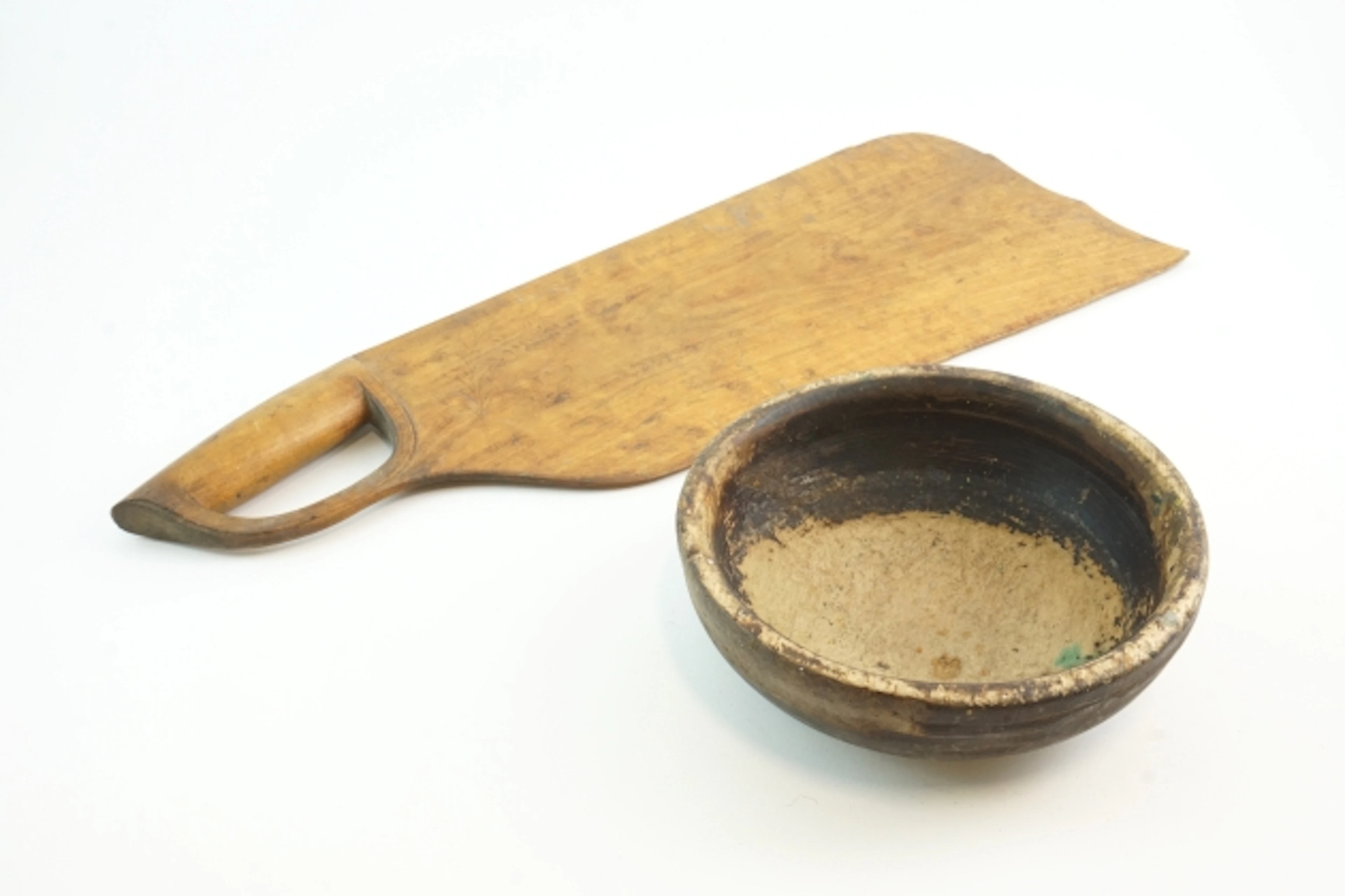 Antik skäkt kniv och skål i trä. 1800-tal.