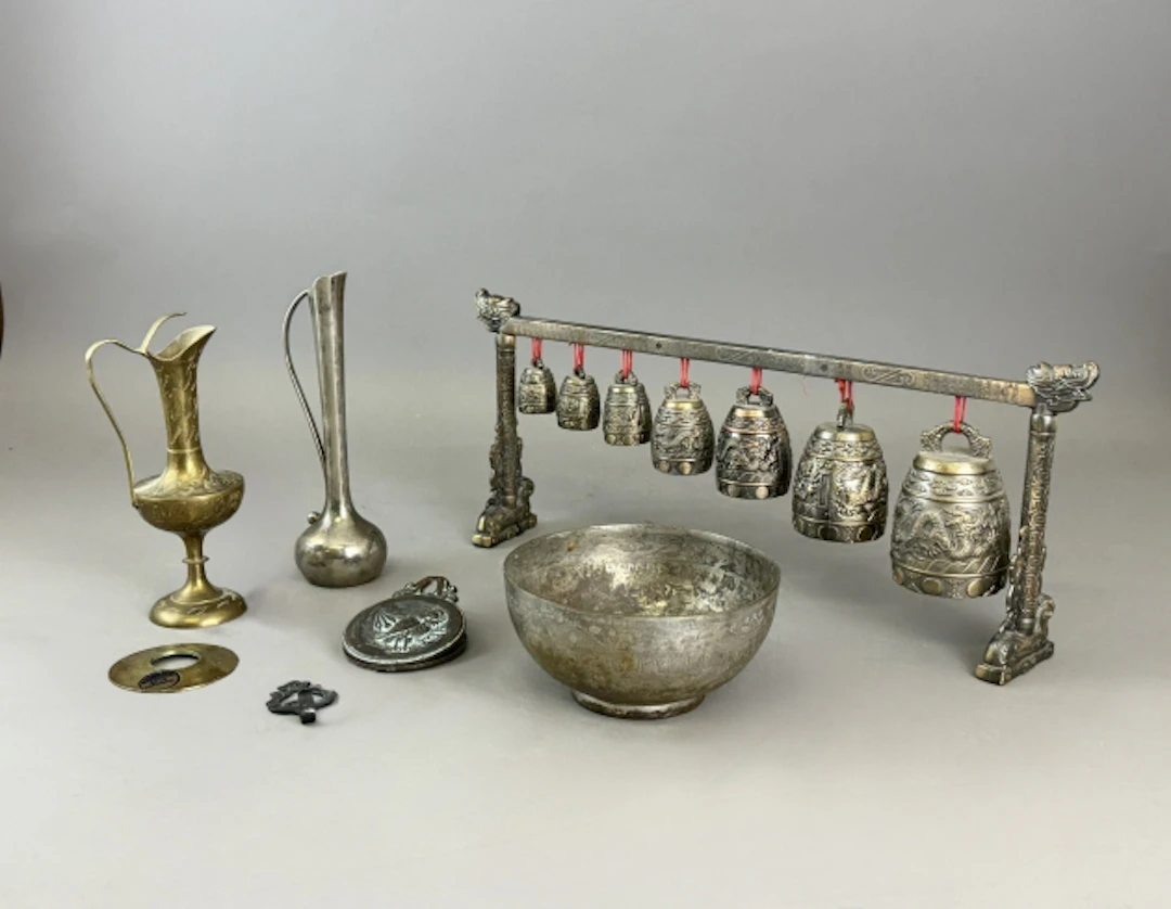 MÄSSING/METALLKURIOSA, bla. kinesiskt klockspel, 1900-tal