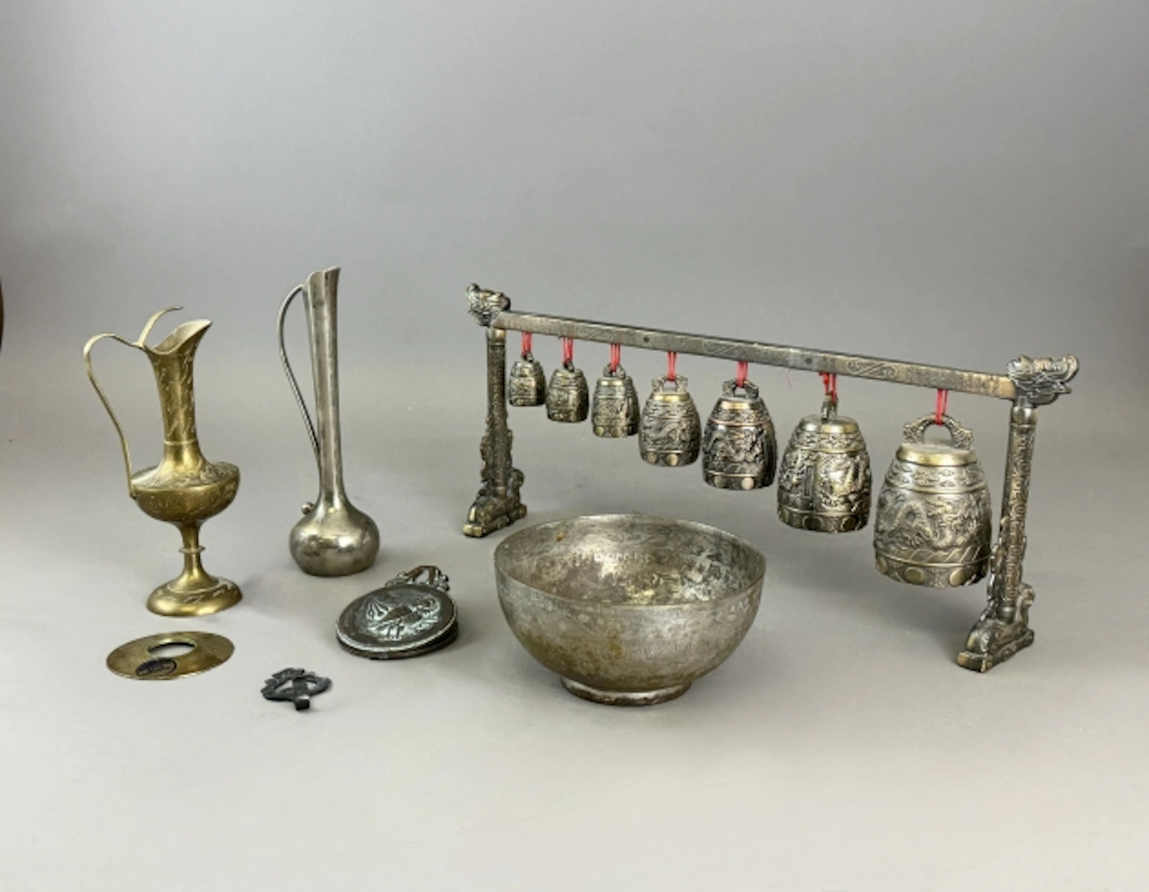 MÄSSING/METALLKURIOSA, bla. kinesiskt klockspel, 1900-tal