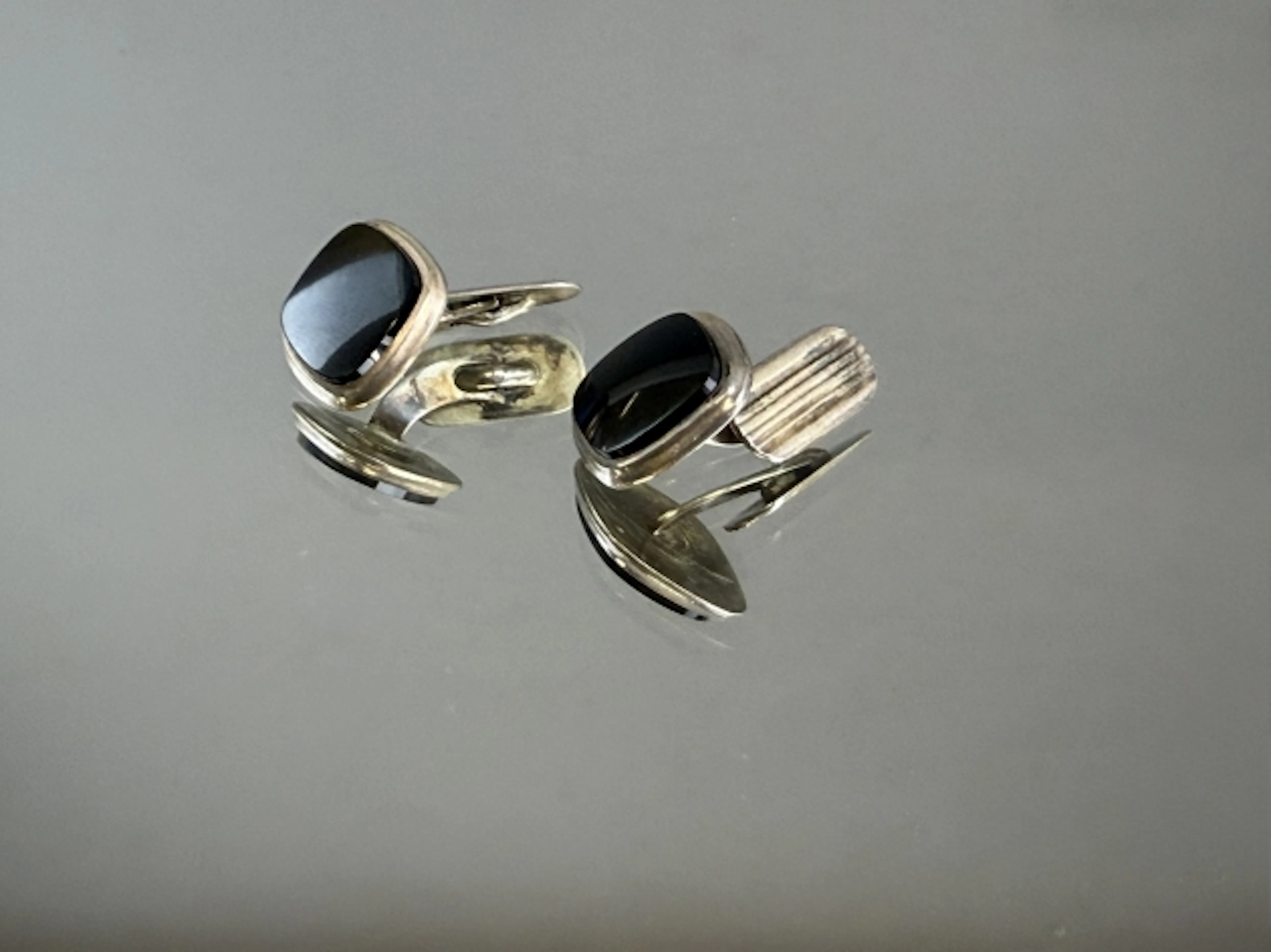 MANCHETTKNAPPAR, silver & onyx 1900-talets mitt
