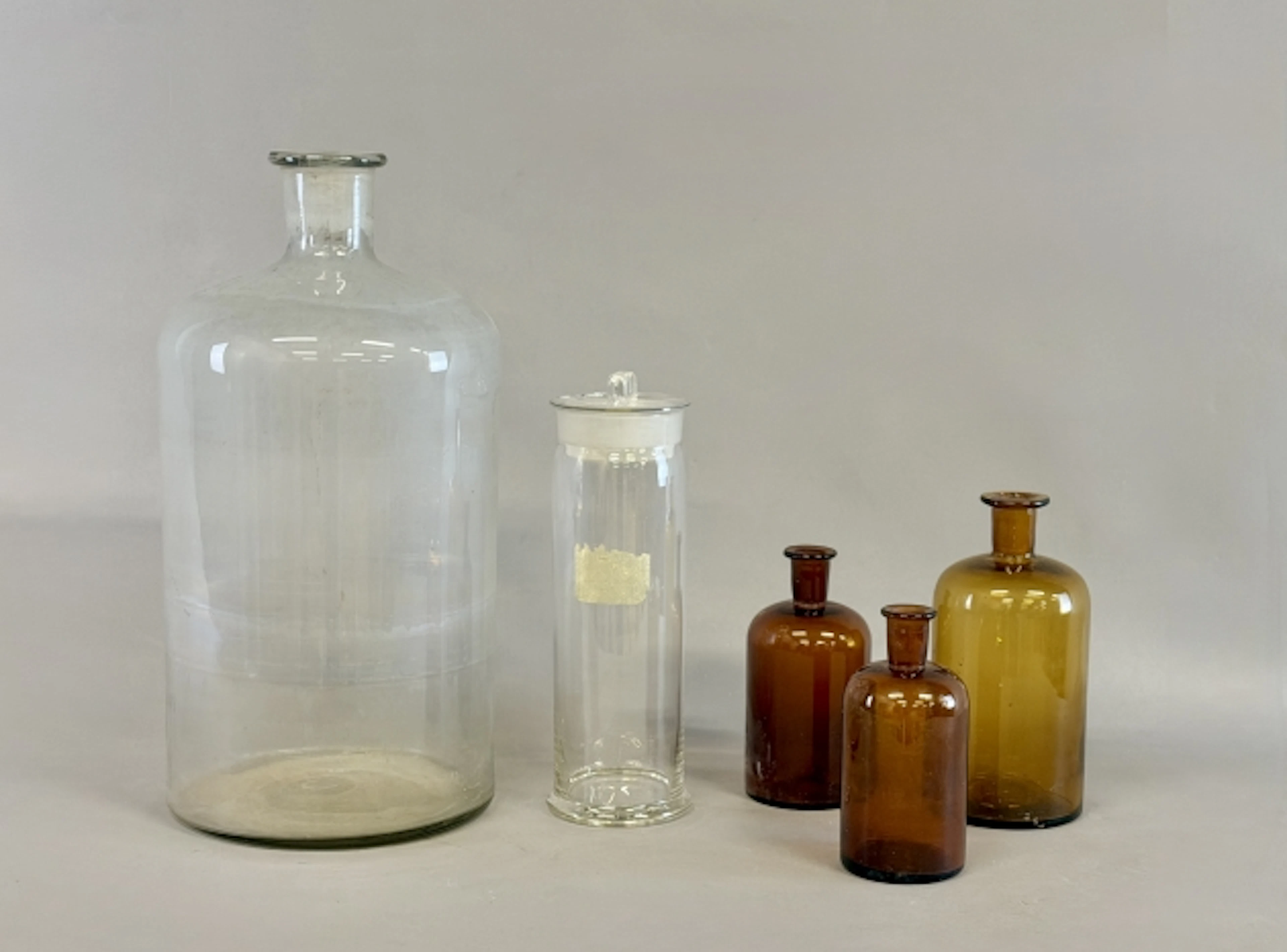 DIVERSE GLASFÖREMÅL, bl.a. apotekskärl