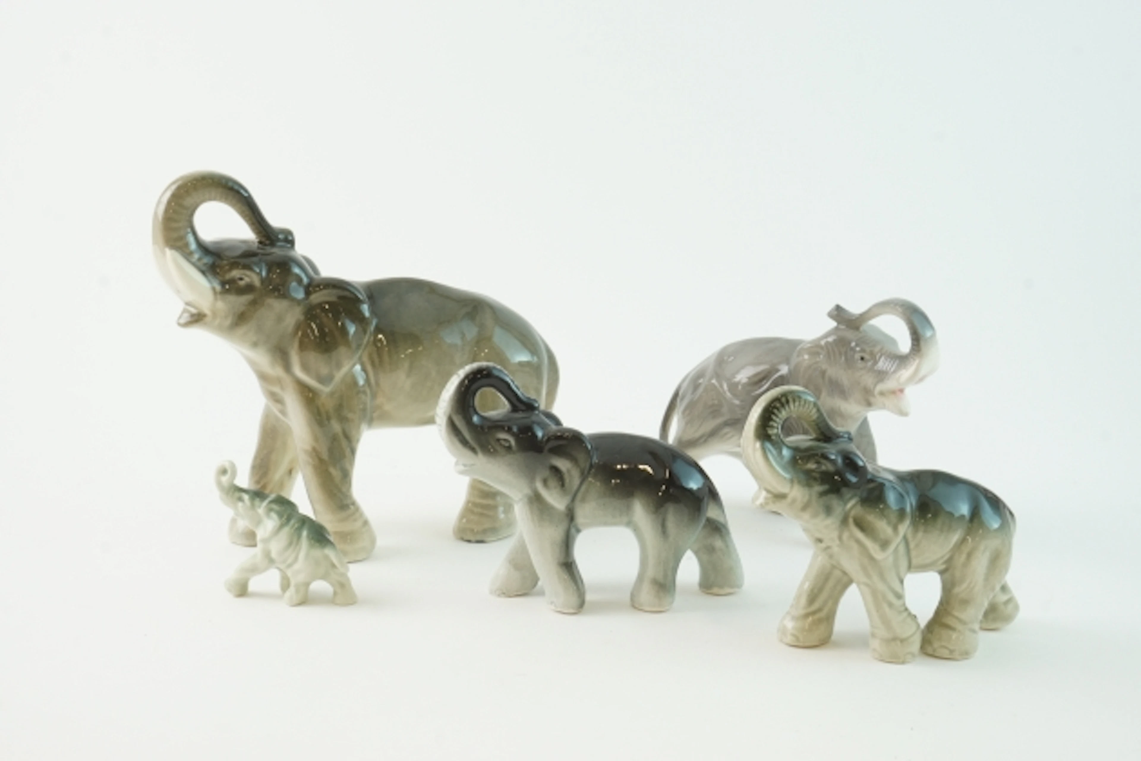 En samling porslinsfigurer