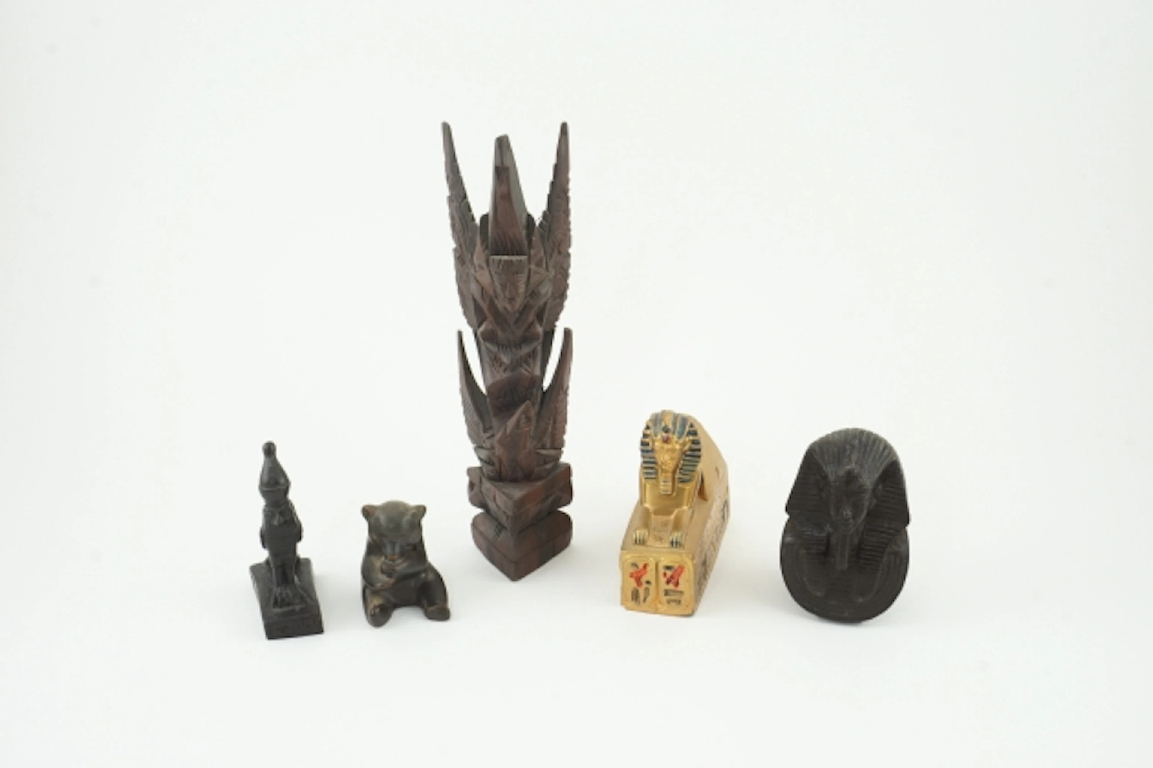 Diverse skulpturer egyptisk ikonografi, arabia björn, mm.