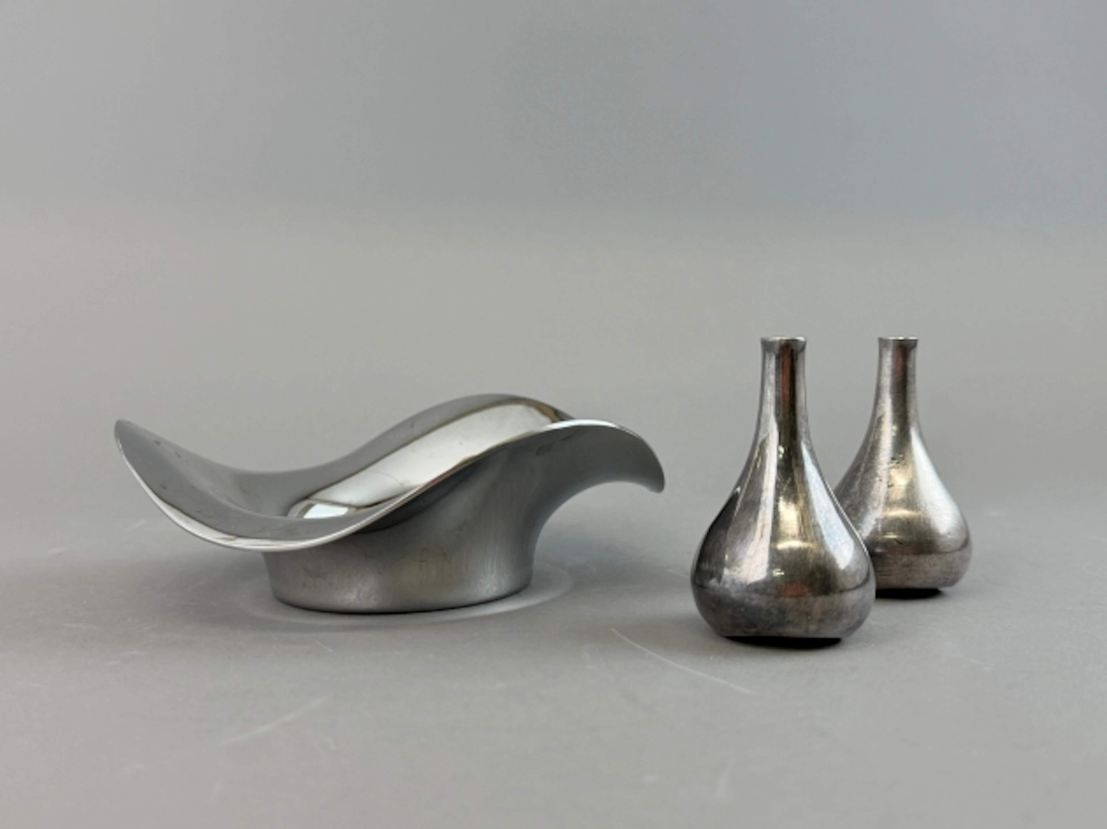 GEORG JENSEN, LJUSFAT "Cobra", samt ljusstakar dansk designs